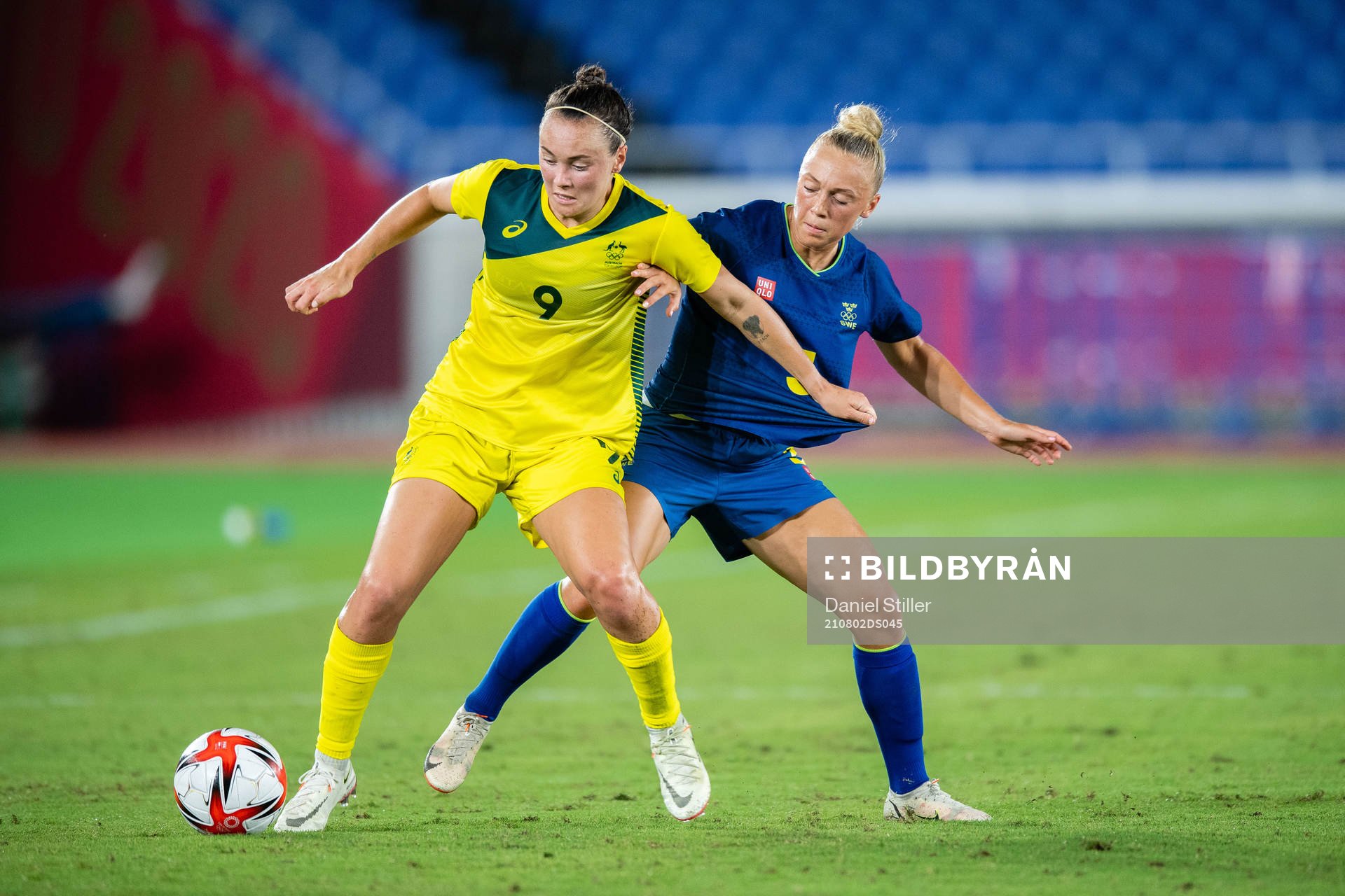Caitlin Foord of Australia and Hanna Bennison of Sweden in