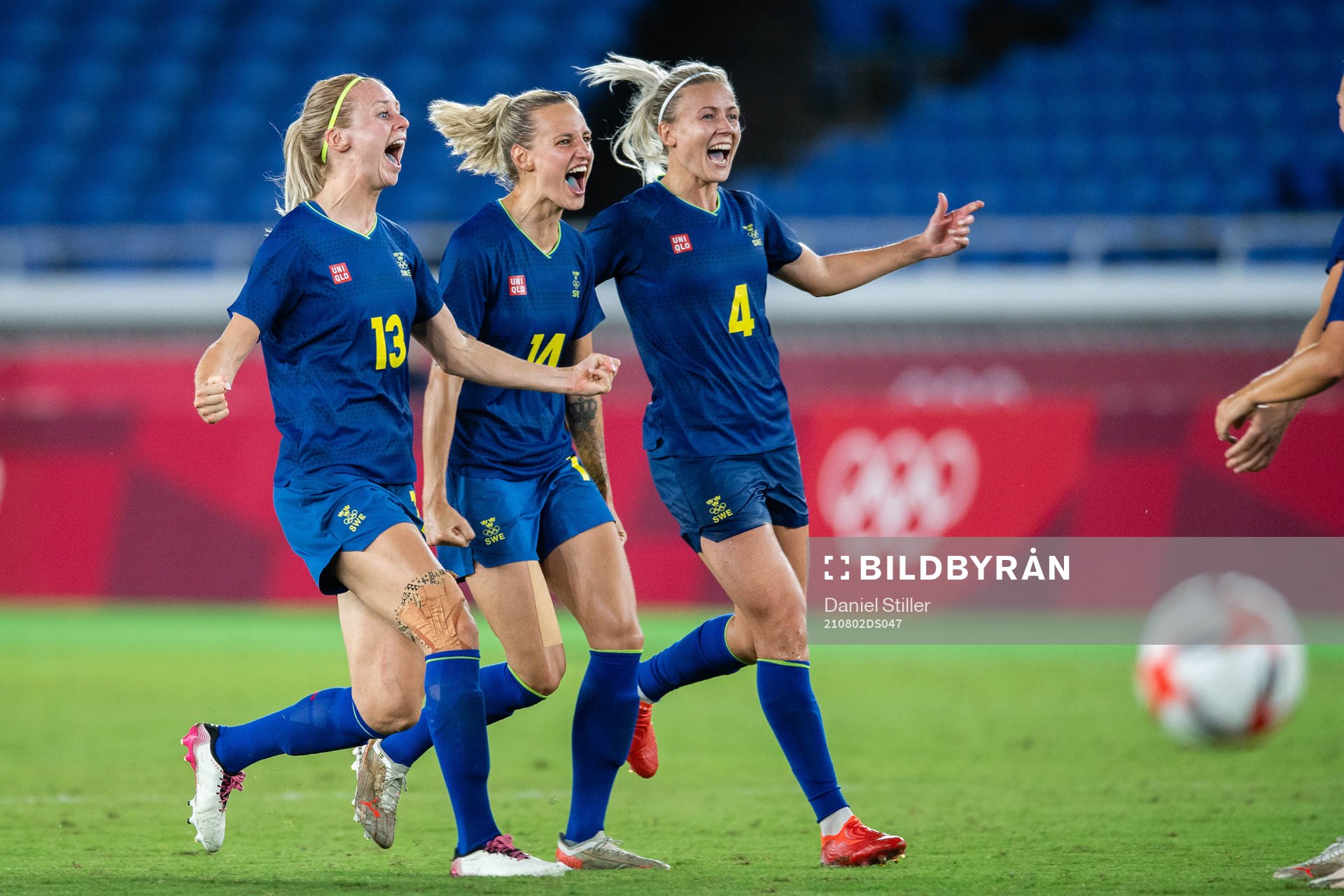 Players of Sweden celebrate winning in the women´s