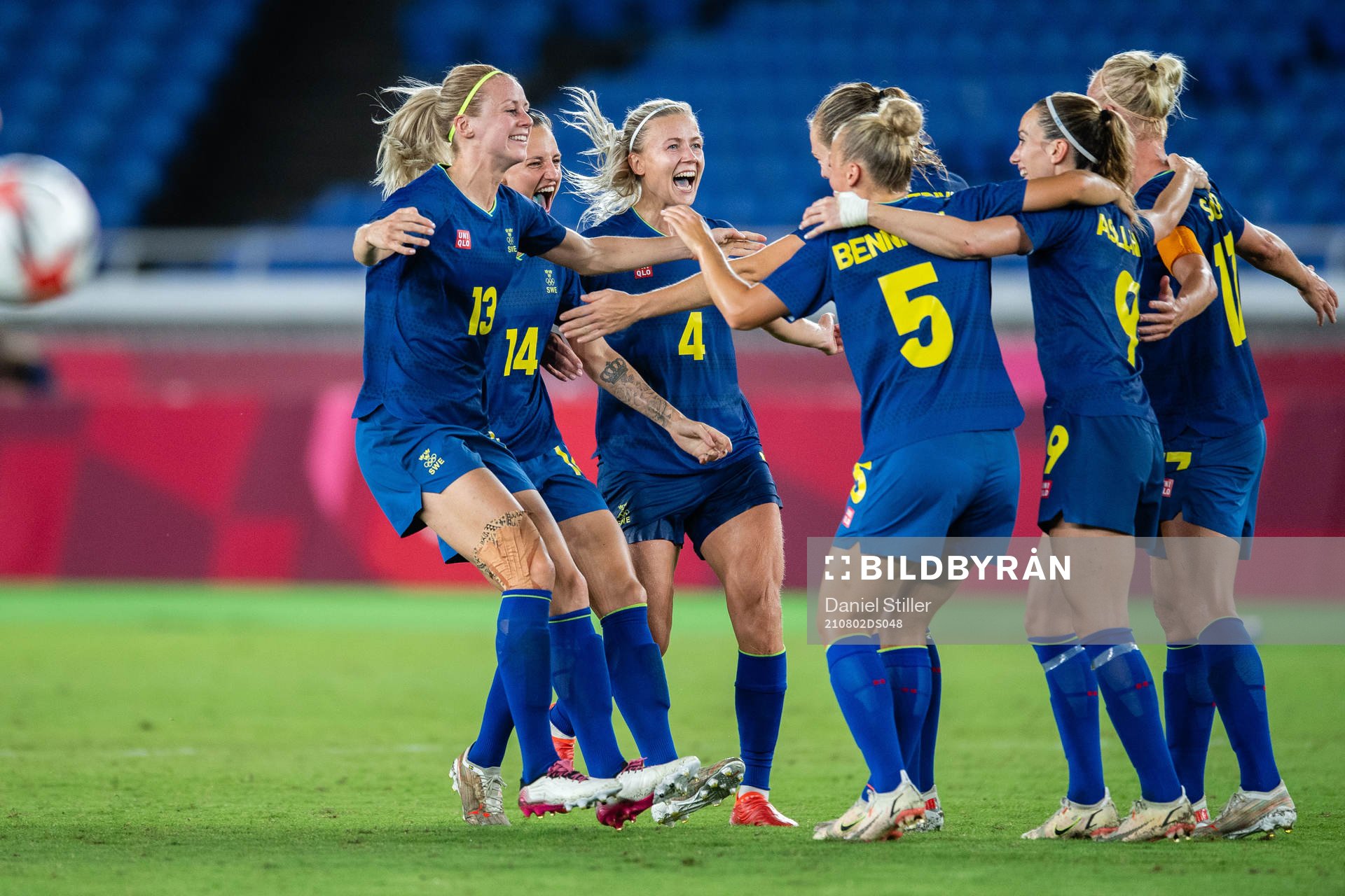 Players of Sweden celebrate winning in the women´s