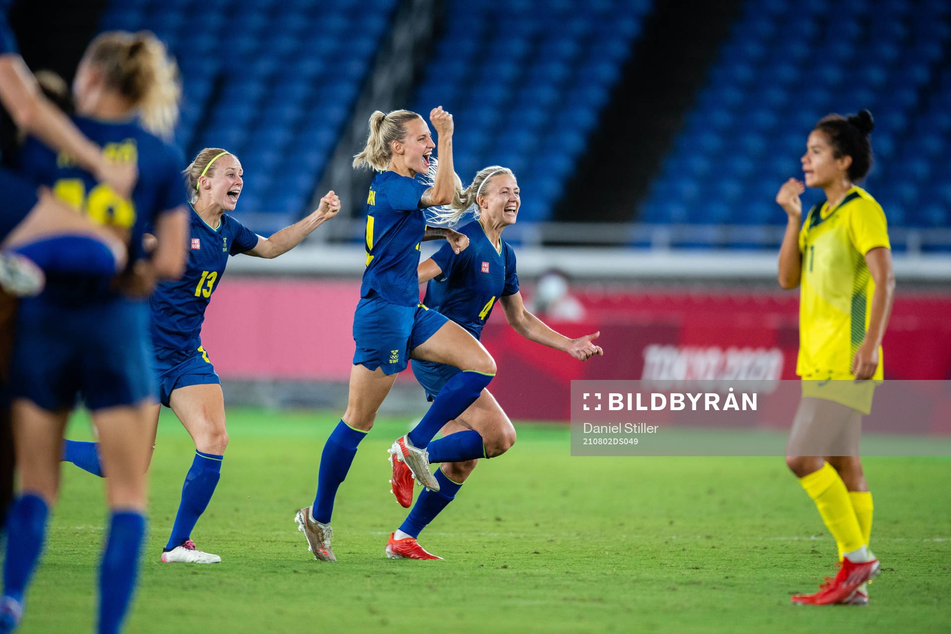 Players of Sweden celebrate winning in the women´s