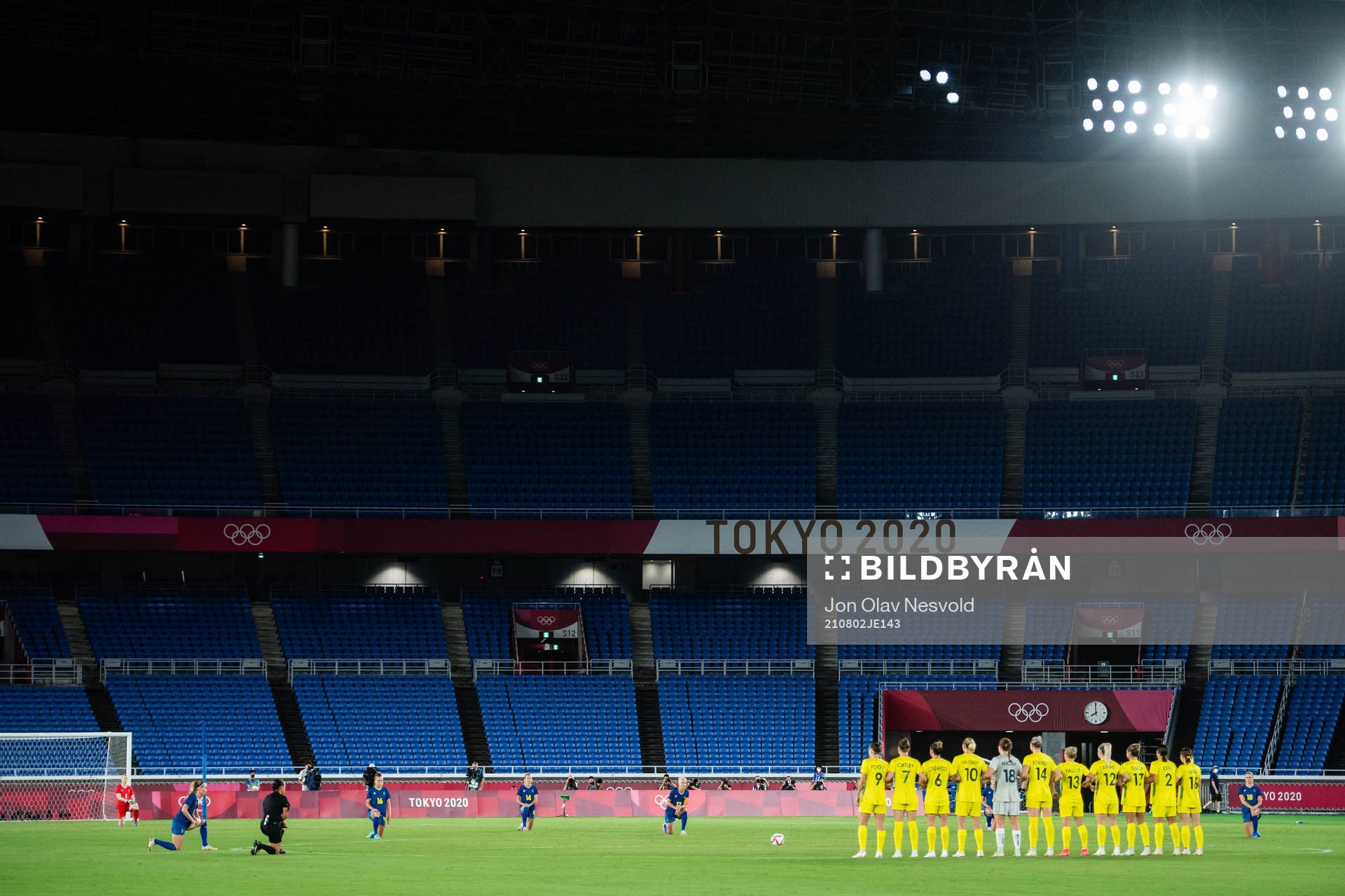 Players of Sweden takes a knee