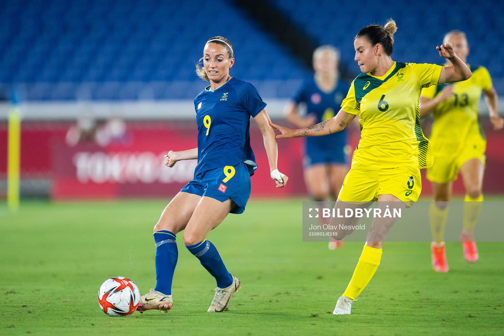 Kosovare Asllani of Sweden and Chloe Lagarzo of Australia