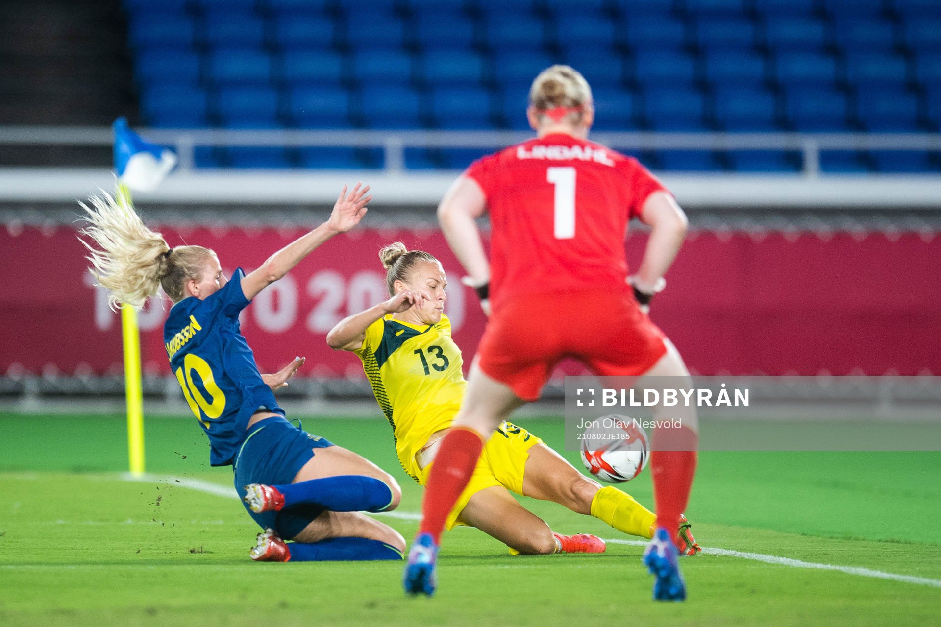 Sofia Jakobsson of Sweden and Tameka Yallop of Australia in