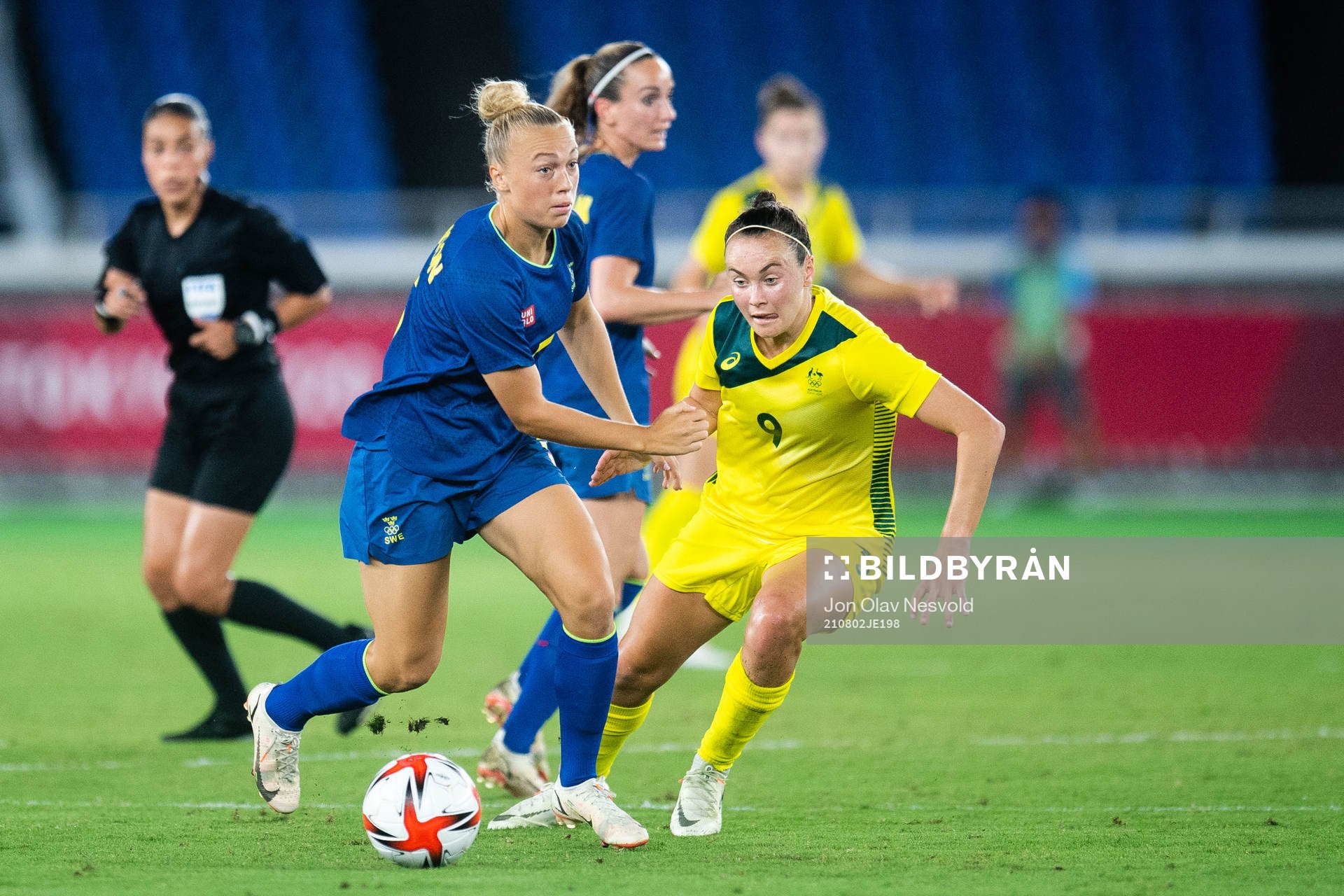 Hanna Bennison of Sweden and Caitlin Foord of Australia  in