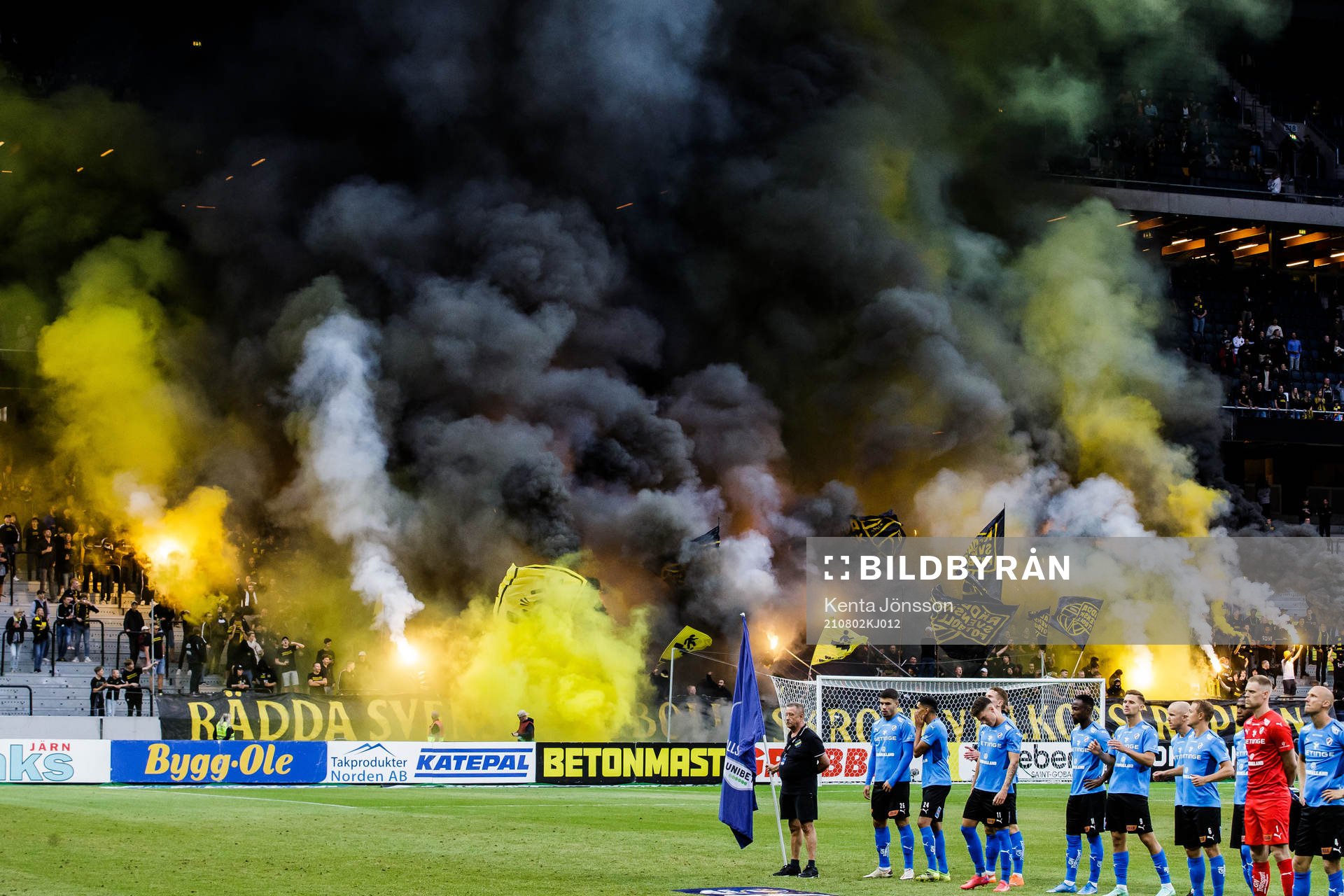 s supportrar bränner pyroteknik