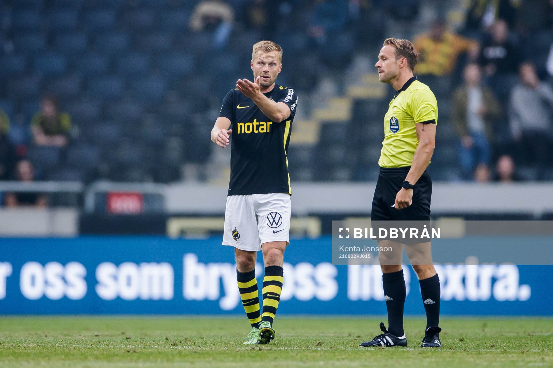 s Sebastian Larsson och domare Kristoffer Karlsson