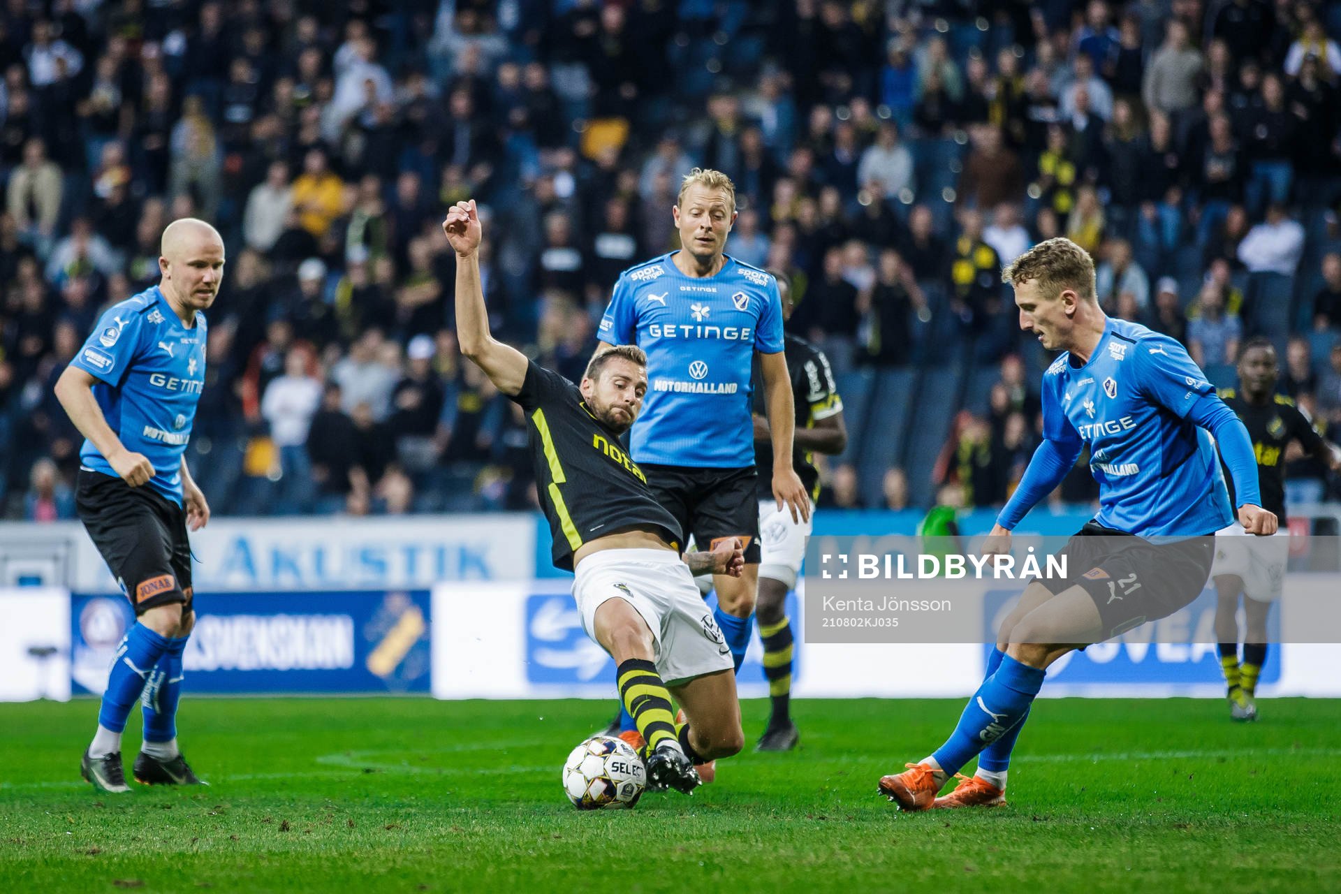 s Filip Rogic och Halmstads Andreas Bengtsson