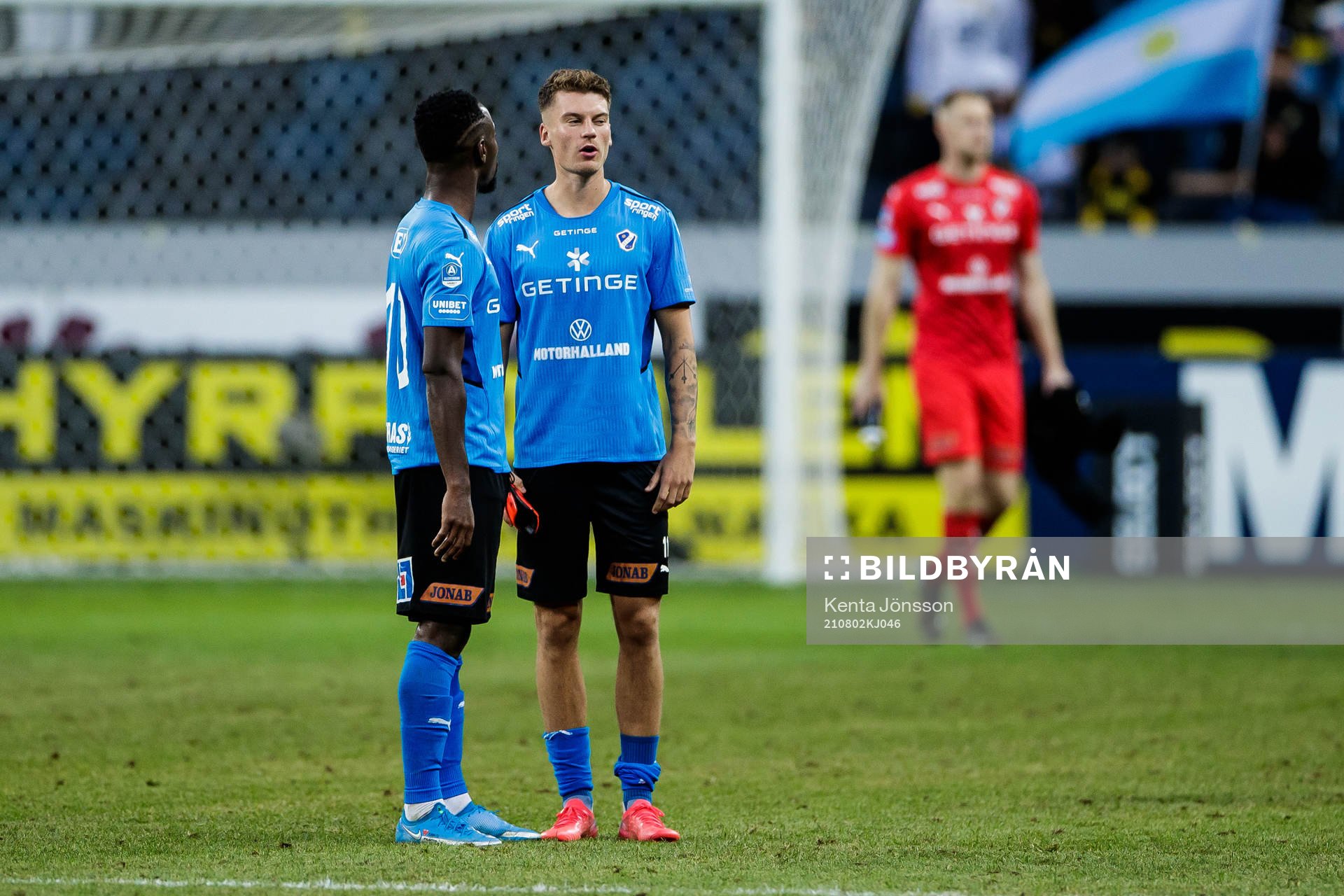Halmstads Sadat Karim och Samuel Kroon deppar