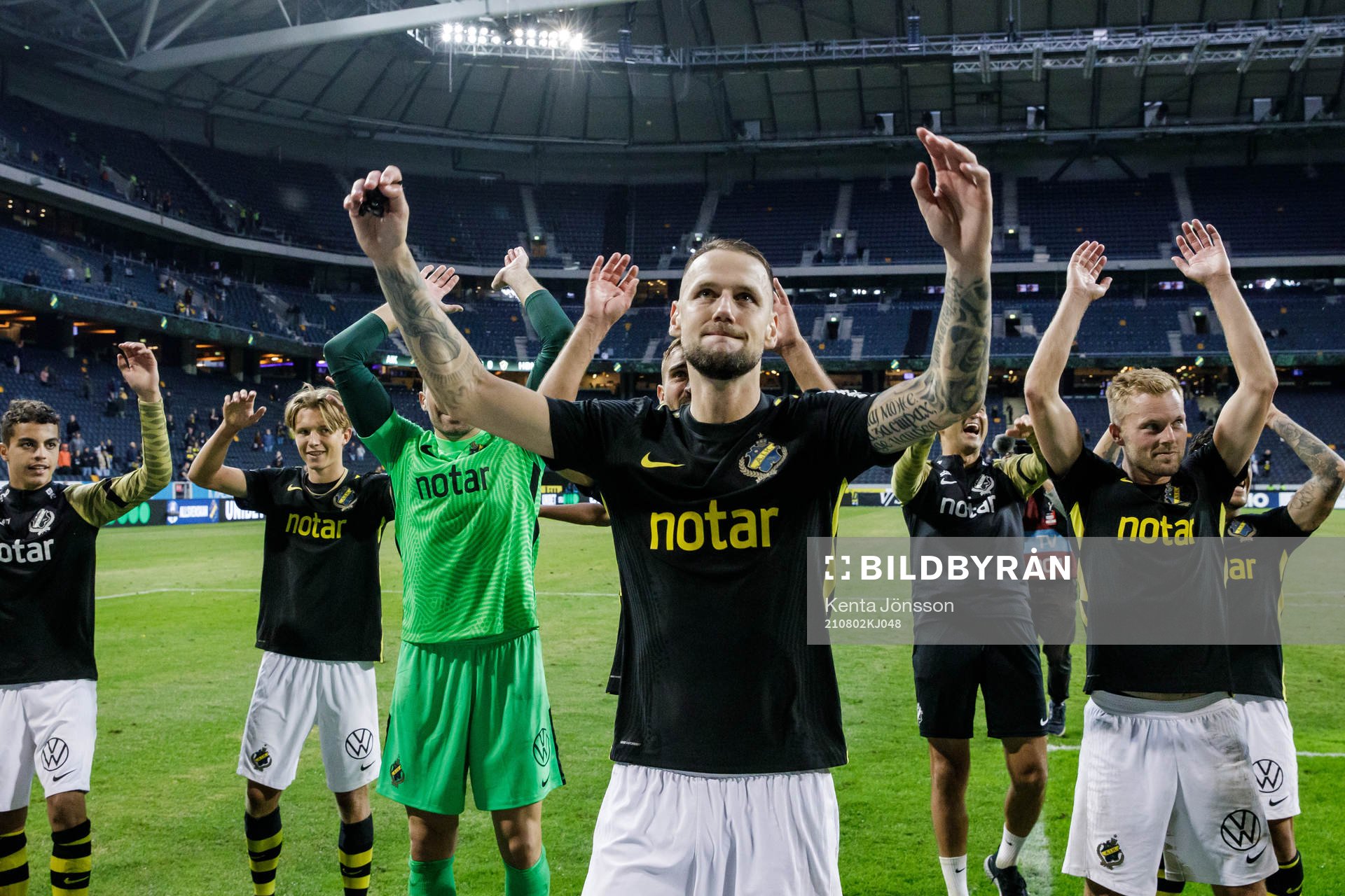 AIK:s Alexander Milosevic jublar efter fotbollsmatchen i Allsvenskan mellan AIK och Halmstad den 2 augusti 2021 i Stockholm. 