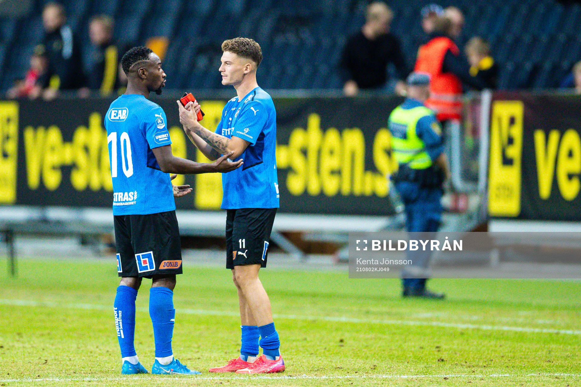 Halmstads Sadat Karim och Samuel Kroon deppar