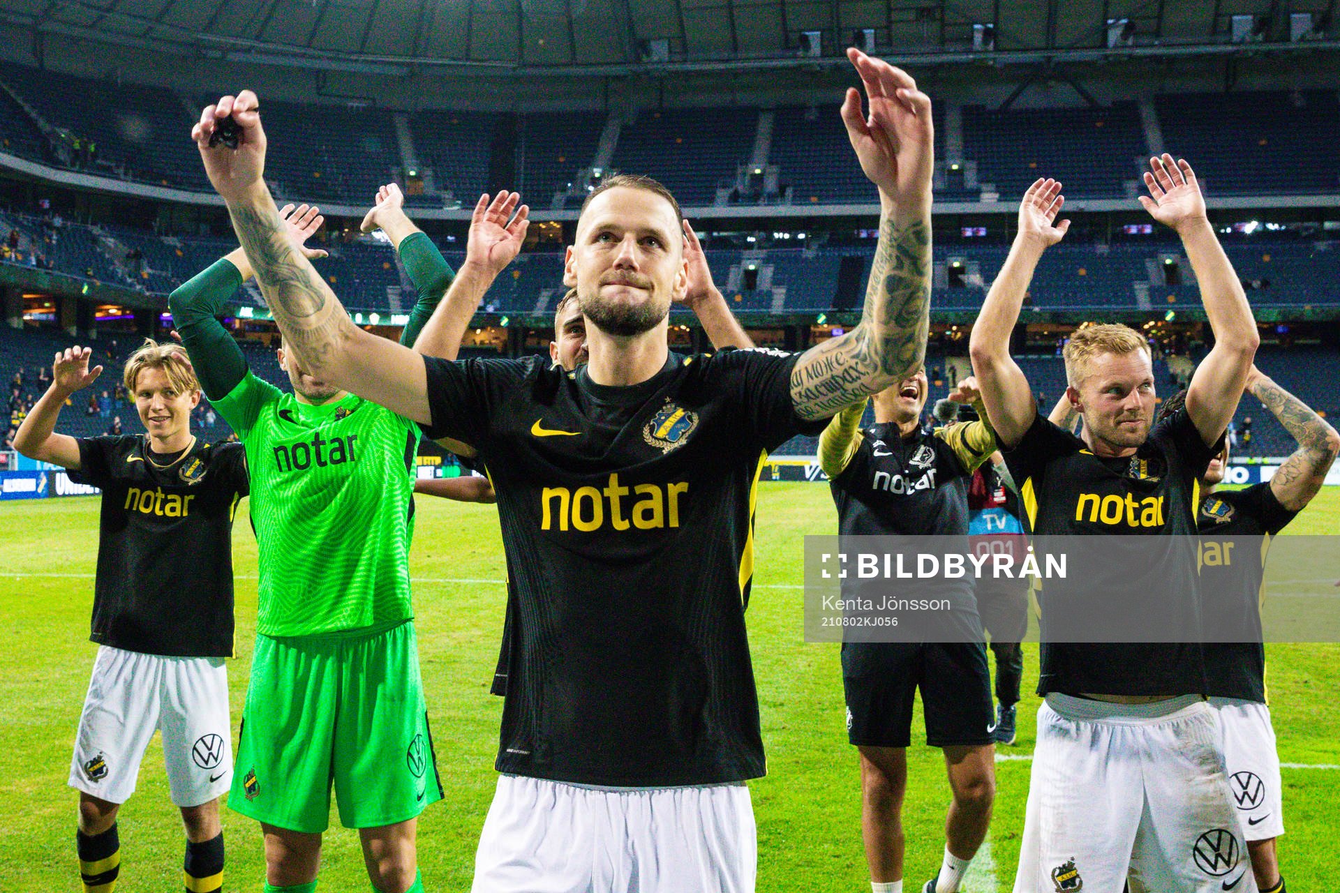AIK:s Alexander Milosevic jublar efter fotbollsmatchen i Allsvenskan mellan AIK och Halmstad den 2 augusti 2021 i Stockholm. 