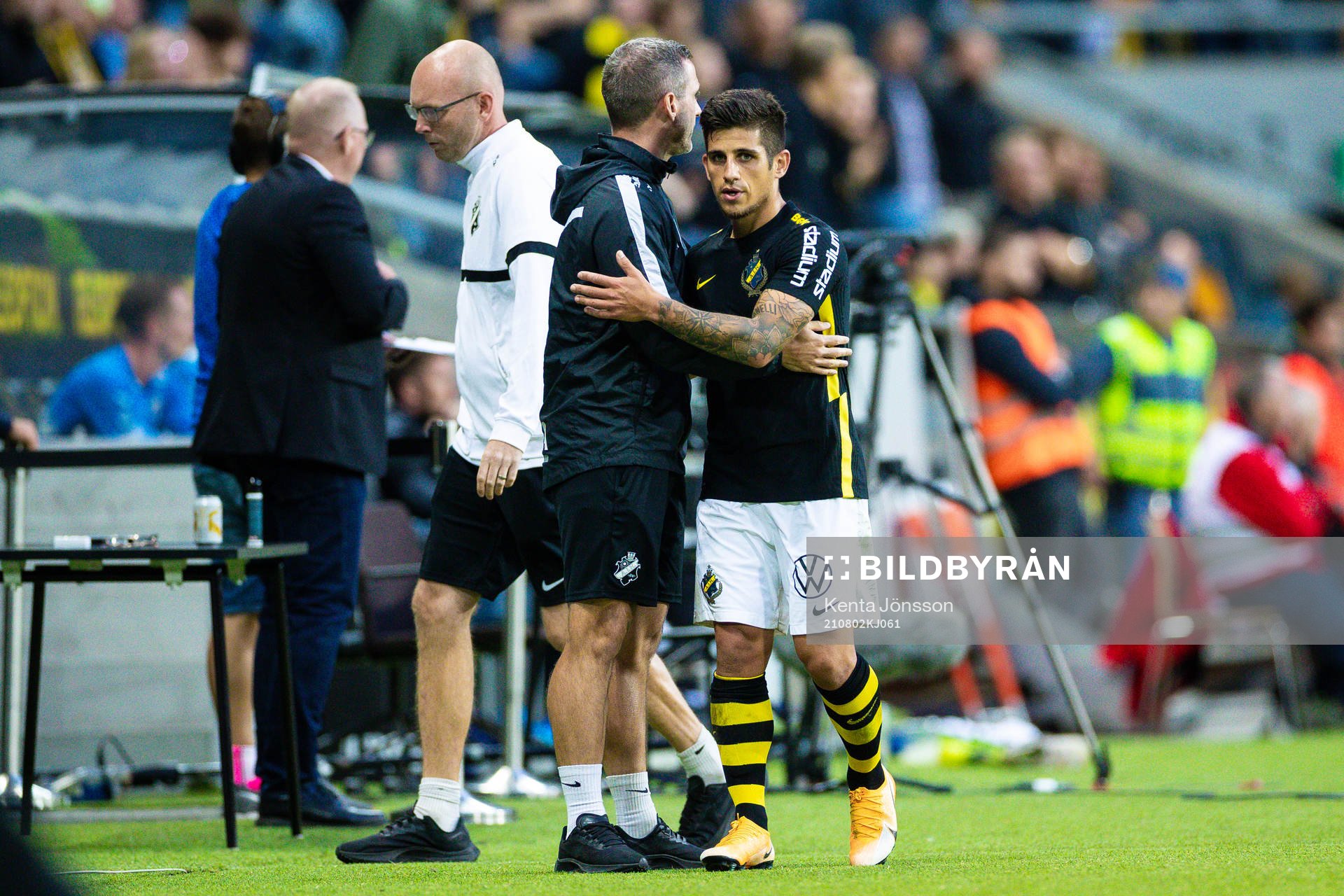 AIK:s Nicolas Stefanelli klappas om efter ett byte under fotbollsmatchen i Allsvenskan mellan AIK och Halmstad den 2 augusti 2021 i Stockholm. 