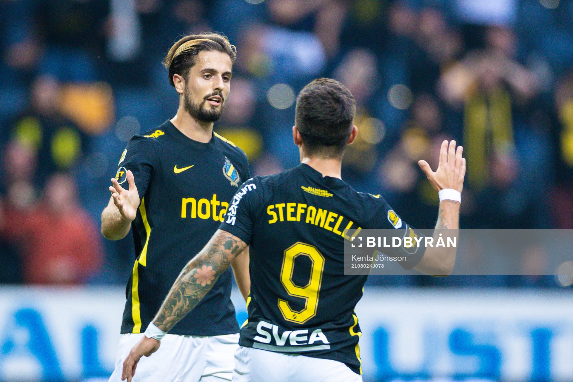 s Zack Elbouzedi och Nicolas Stefanelli jublar