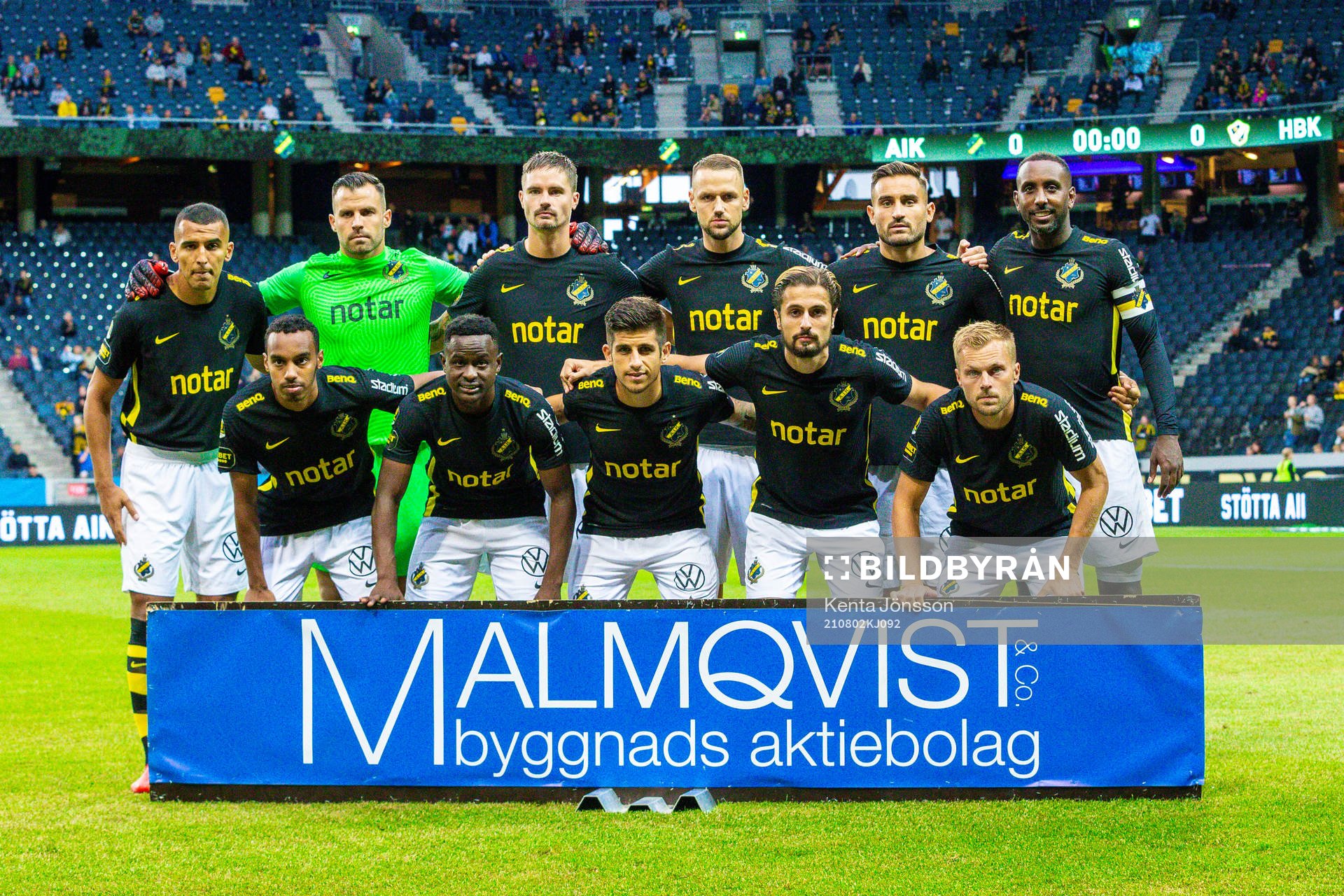 AIK:s startelva med, stående från höger, Nabil Bahoui, målvakt Budimir Janošević, Mikael Lustig, Alexander Milosevic, Sotirios Papagiannopoulos, Henok Goitom. Nedre raden från vänster: Bilal Hussein, Erick Otieno, Nicolas Stefanelli, Zack Elbouzedi och Sebastian Larsson under fotbollsmatchen i Allsvenskan mellan AIK och Halmstad den 2 augusti 2021 i Stockholm.