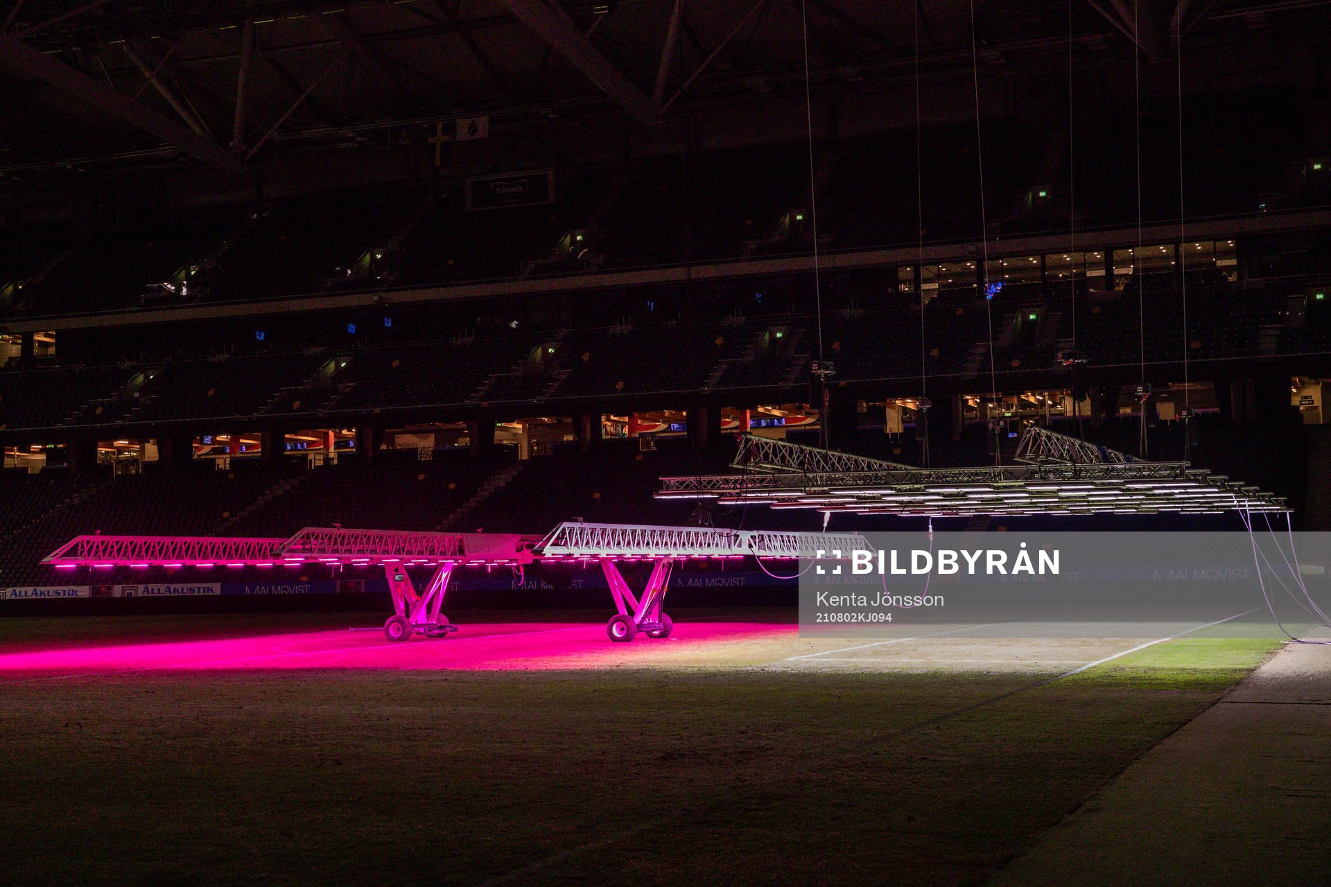 Friends Arena med artificiellt ljus över naturgräset efter fotbollsmatchen i Allsvenskan mellan AIK och Halmstad den 2 augusti 2021 i Stockholm.