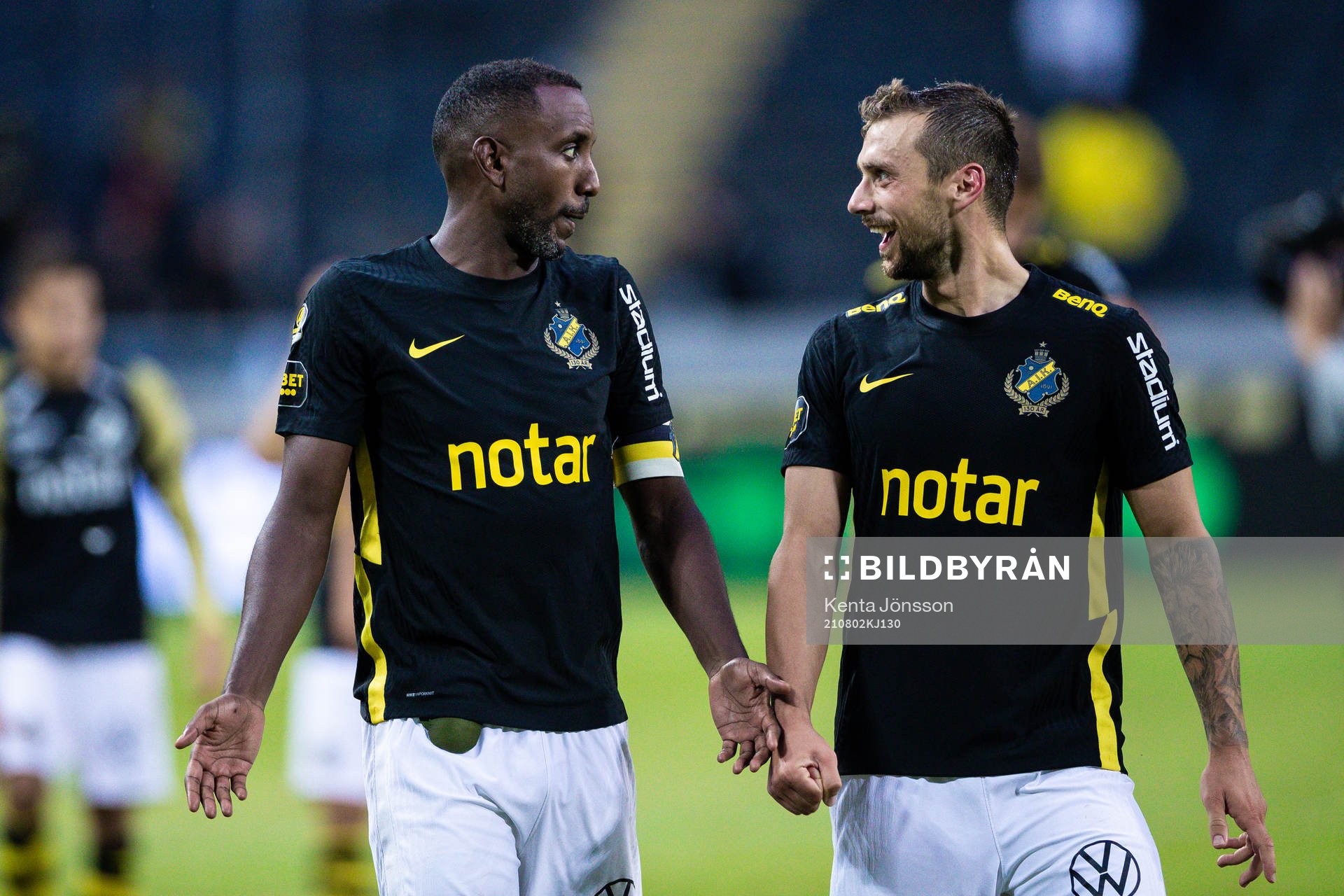 AIK:s Henok Goitom och Filip Rogic  jublar efter fotbollsmatchen i Allsvenskan mellan AIK och Halmstad den 2 augusti 2021 i Stockholm. 