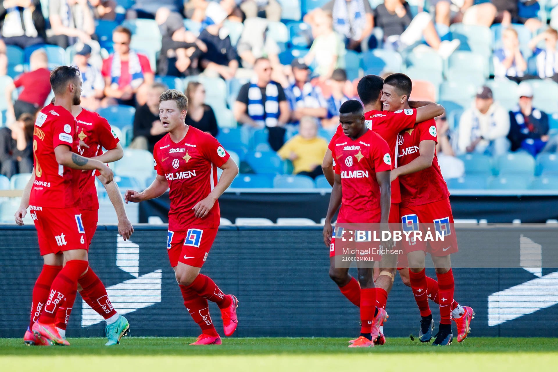 IFK Norrköpings Carl Björk jublar med lagkamrater