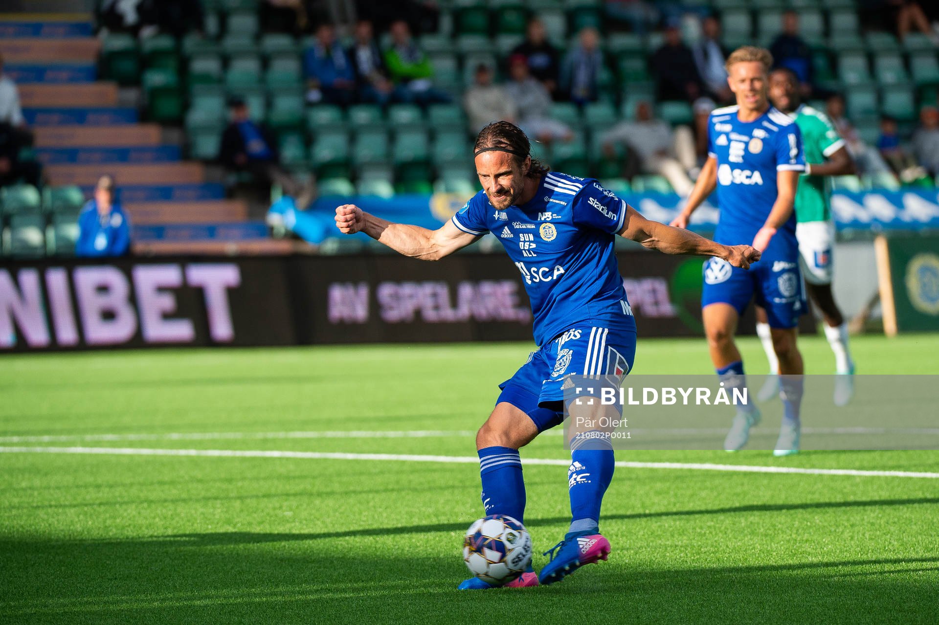 Sundsvalls Linus Hallenius skjuter 1-0 målet
