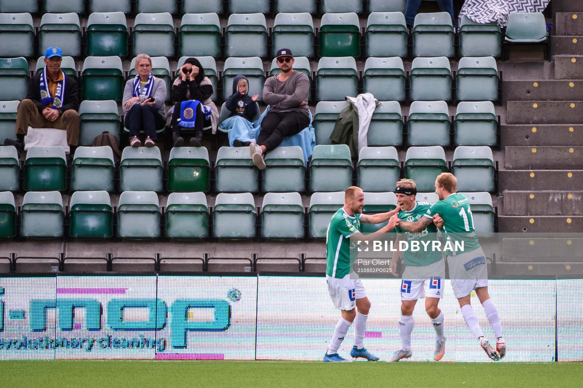 Brages Douglas Karlberg jublar