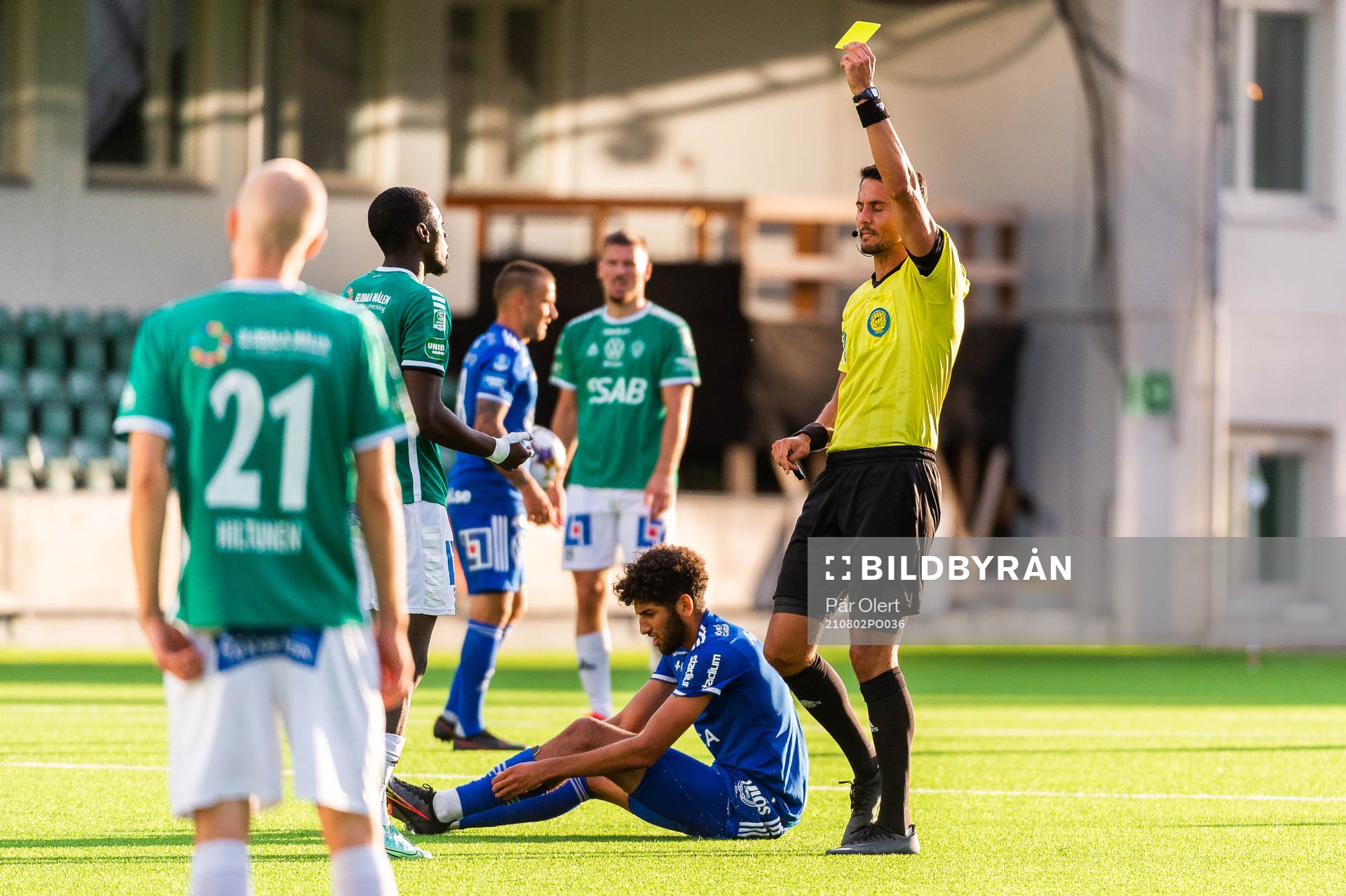 Brages Adil Titi tilldelas guld kort av domaren Adi Aganovic