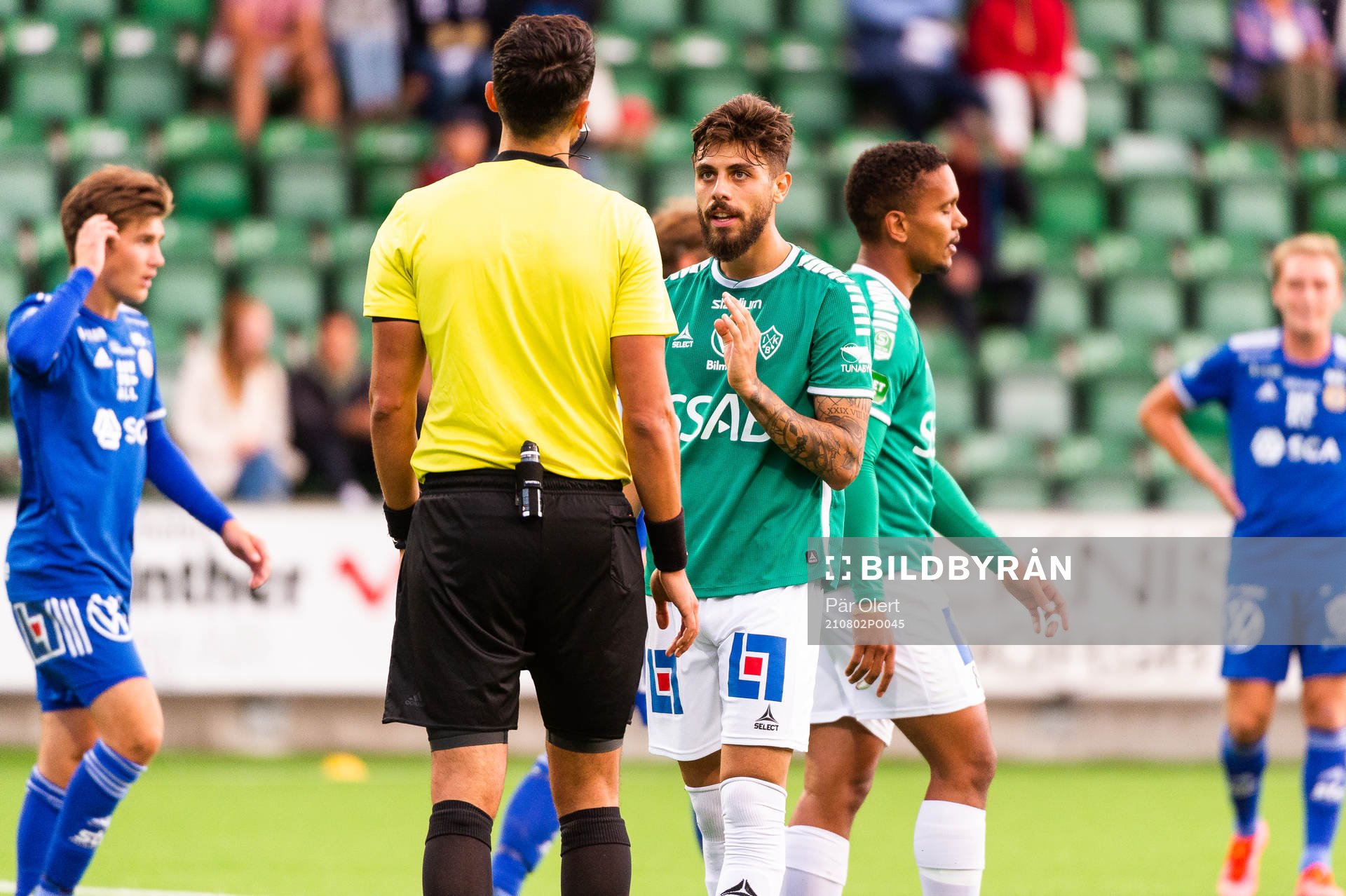 Brages Nicolas Gianini Dantas diskuterar med domaren