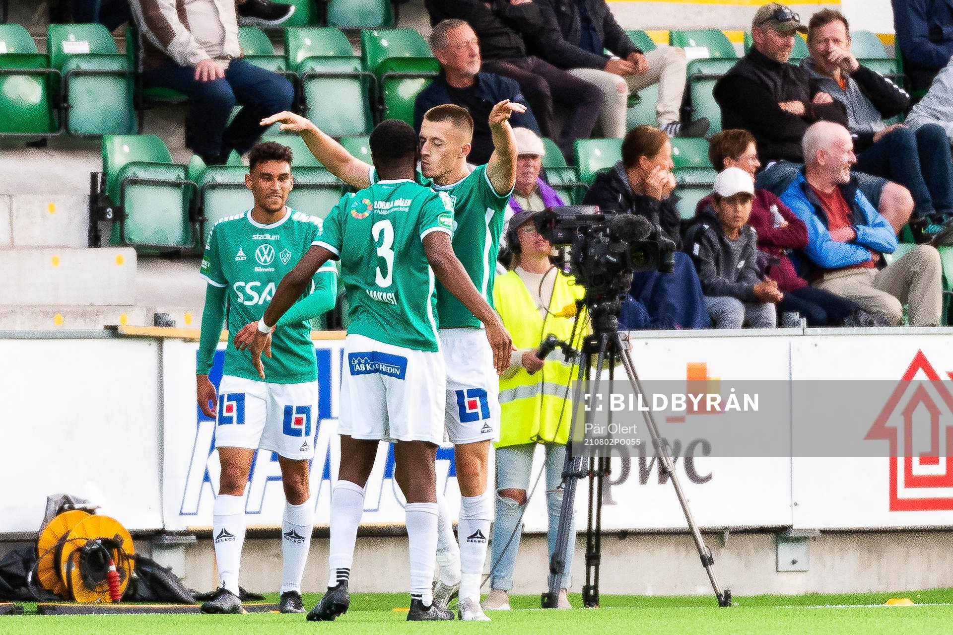 Brages Moses Makasi och Leonard Pllana jublar