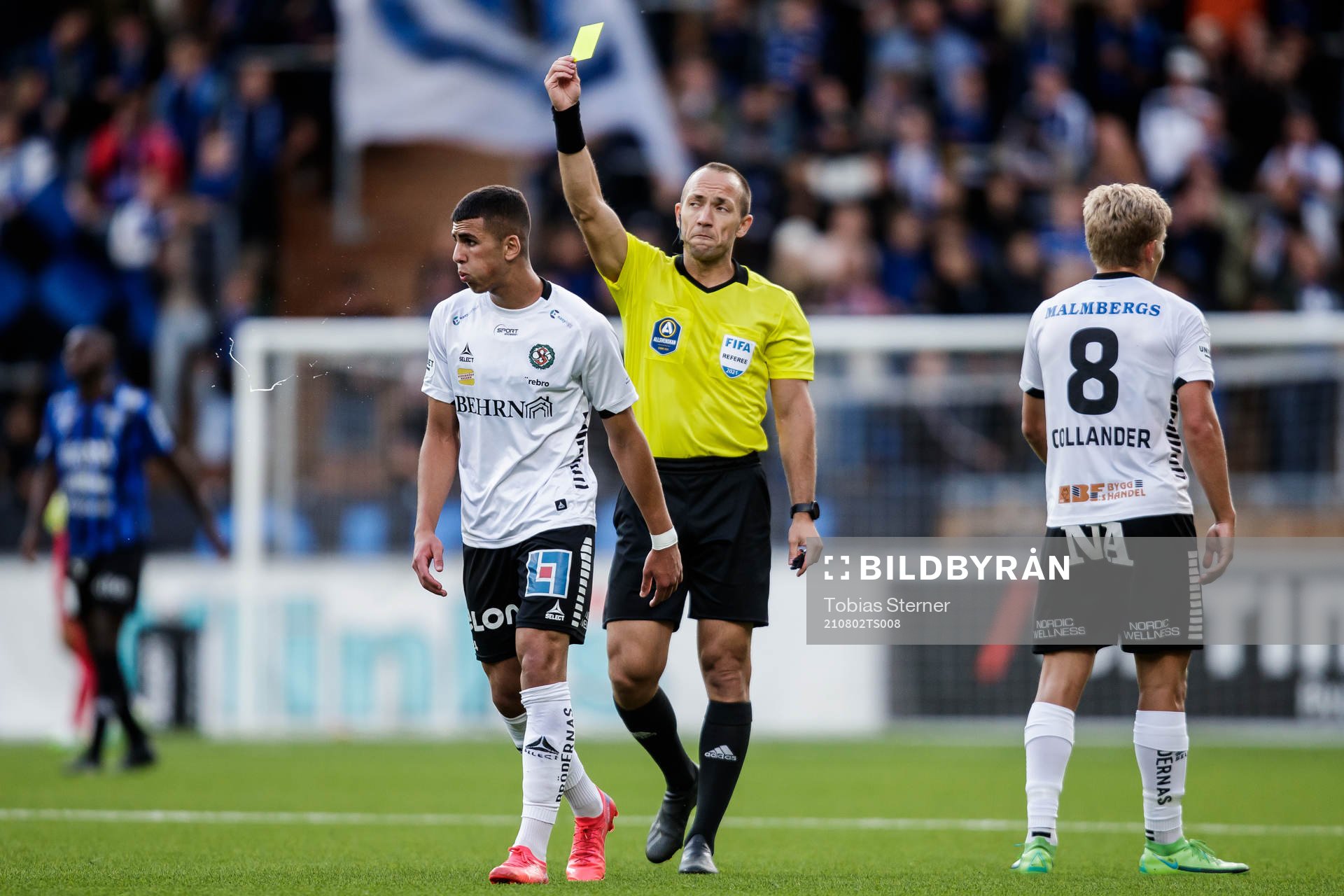 Örebros Hussein Ali får ett gult kort av domare Kaspar