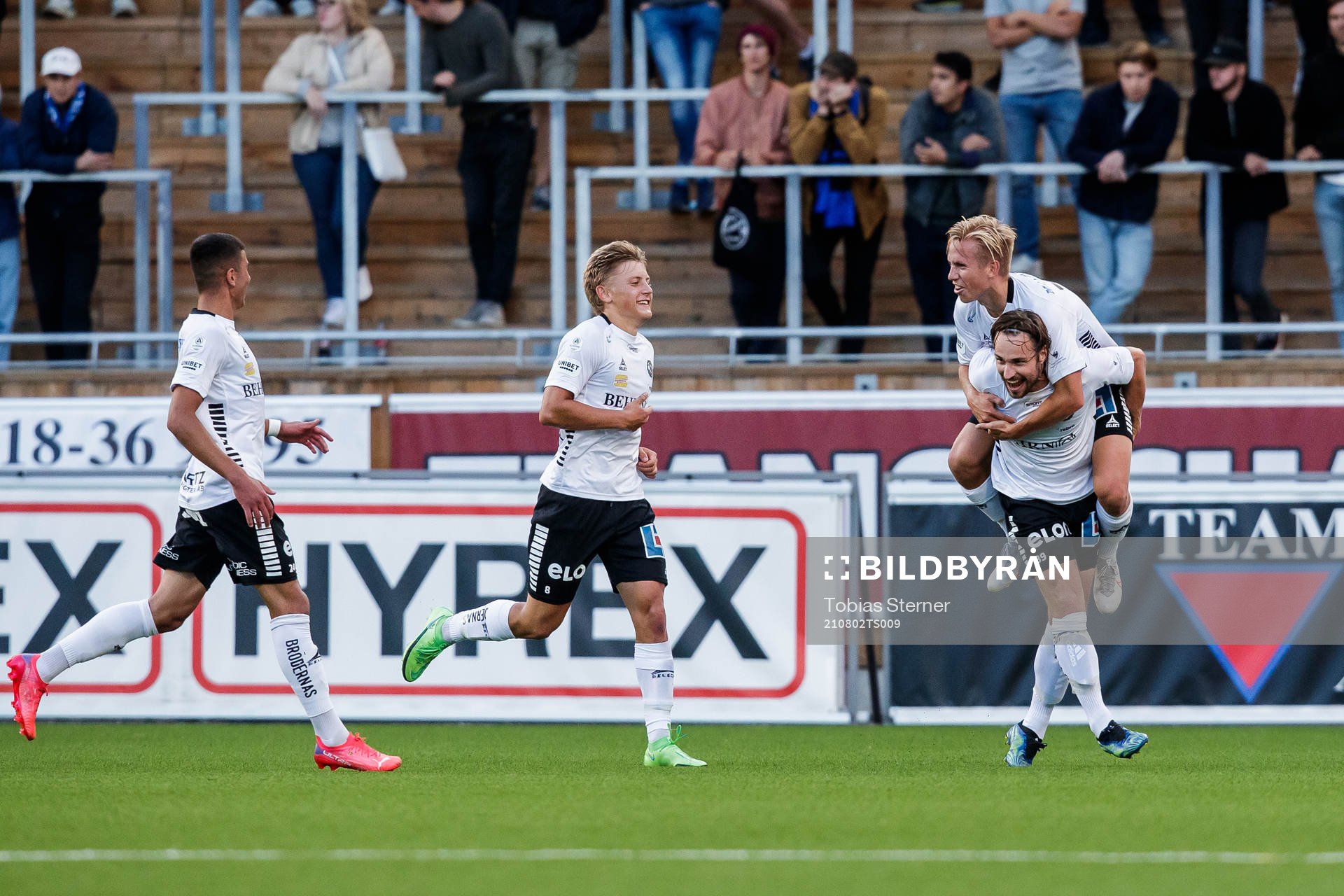 Örebros David Seger jublar