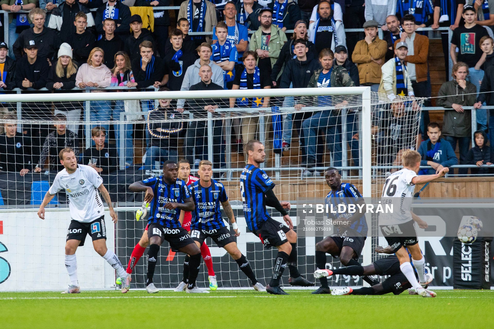 Örebros David Seger gör 0-1 under fotbollsmatchen i Allsvenskan mellan Sirius och Örebro den 2 augusti 2021 i Uppsala. 