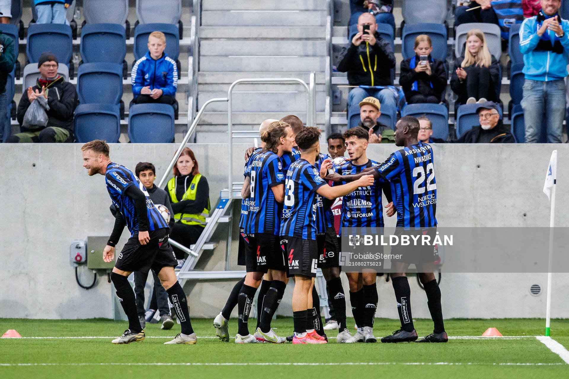 Sirius Laurent Shabani jublar med lagkamrater