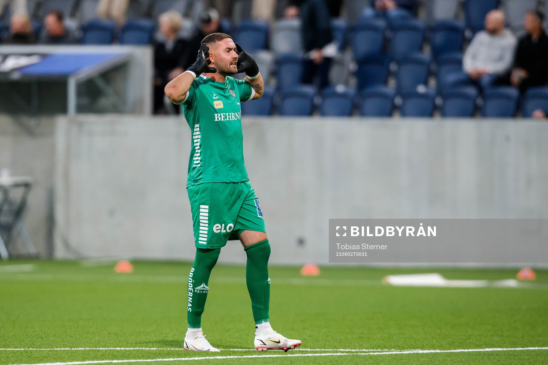 Örebros målvakt Mergim Krasniqi jublar