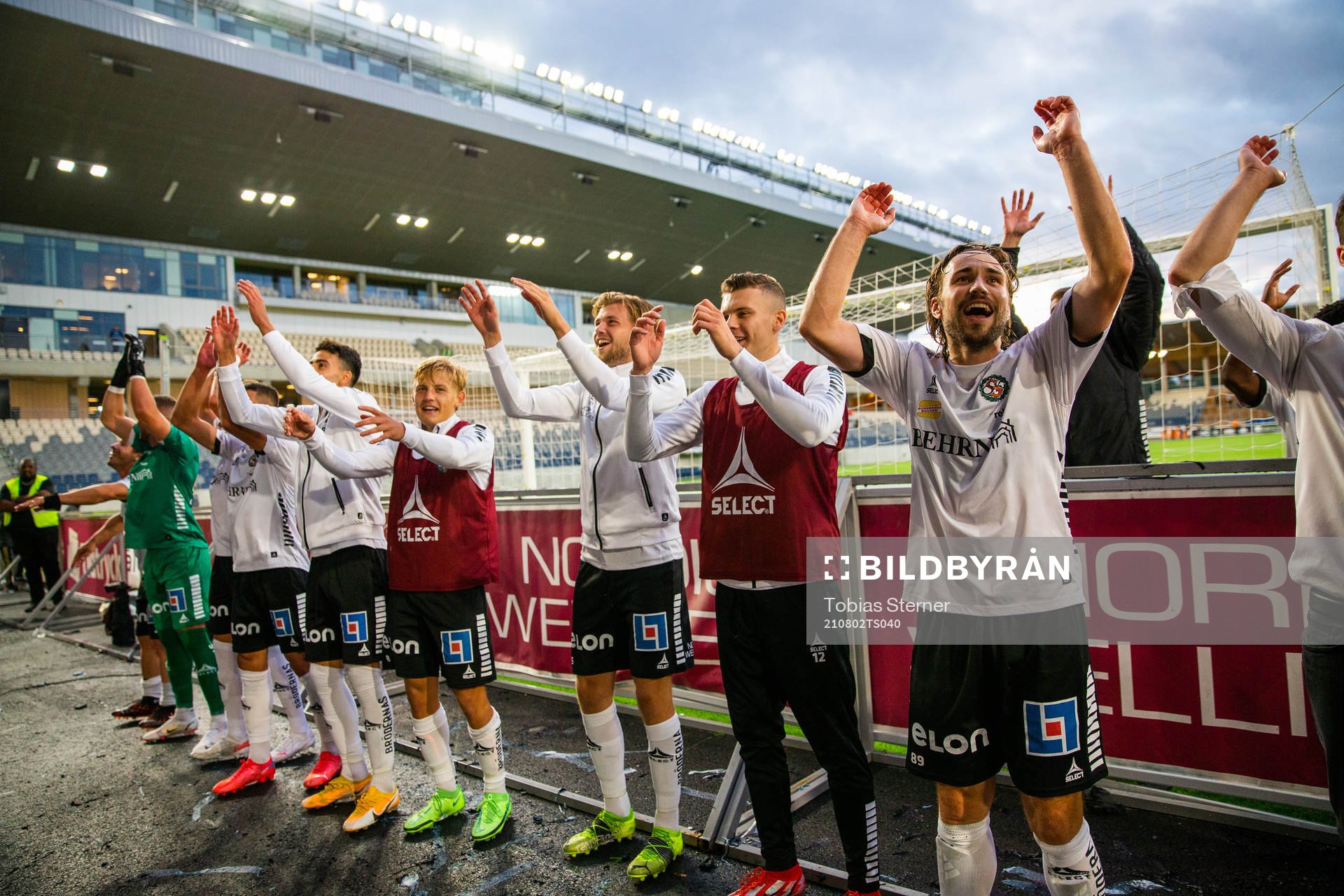 Örebros spelare jublar efter fotbollsmatchen i Allsvenskan mellan Sirius och Örebro den 2 augusti 2021 i Uppsala. 