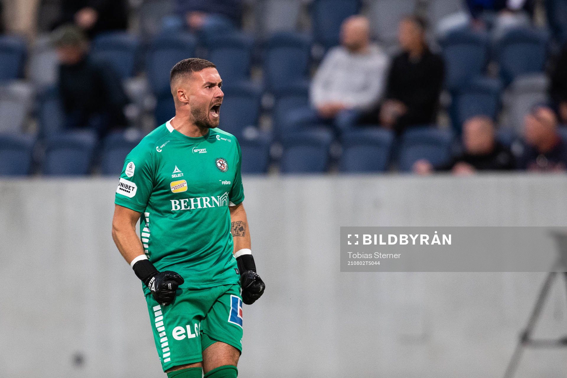 Örebros målvakt Mergim Krasniqi jublar