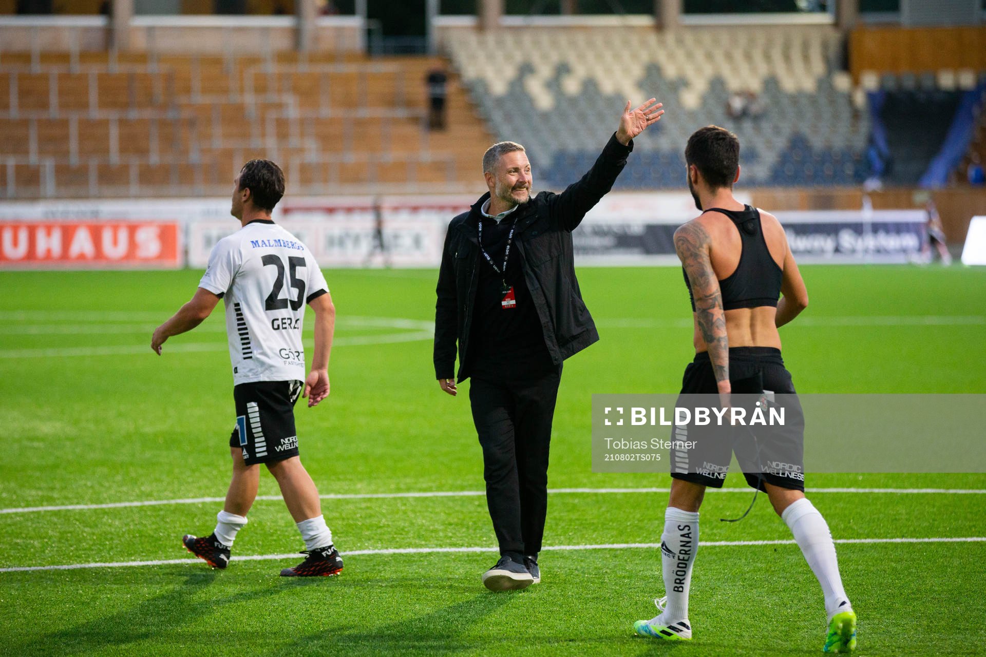 Örebros sportchef Axel Kjäll jublar