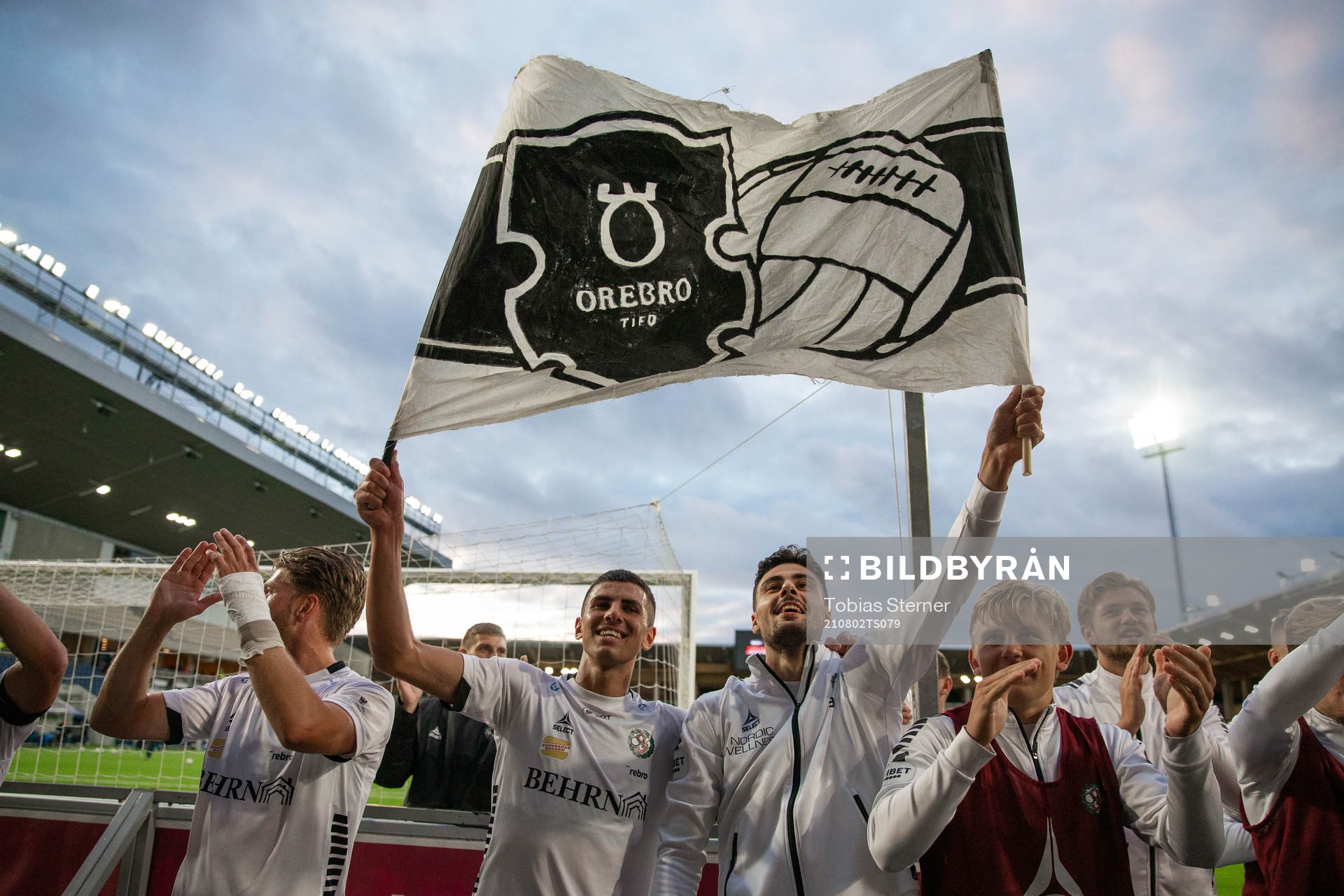 Örebros Hussein Ali och Örebros Deniz Hümmet jublar