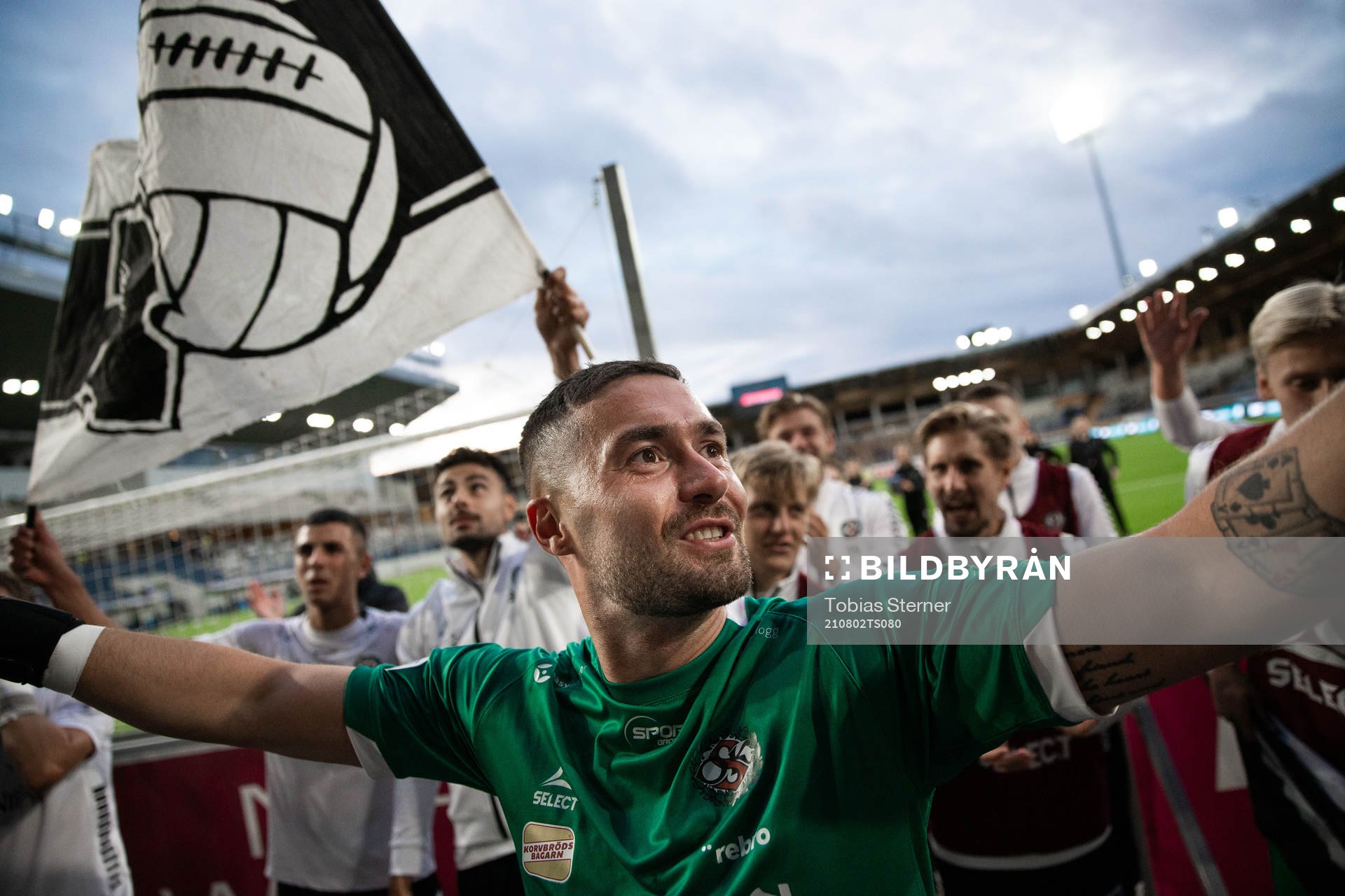Örebros målvakt Mergim Krasniqi jublar