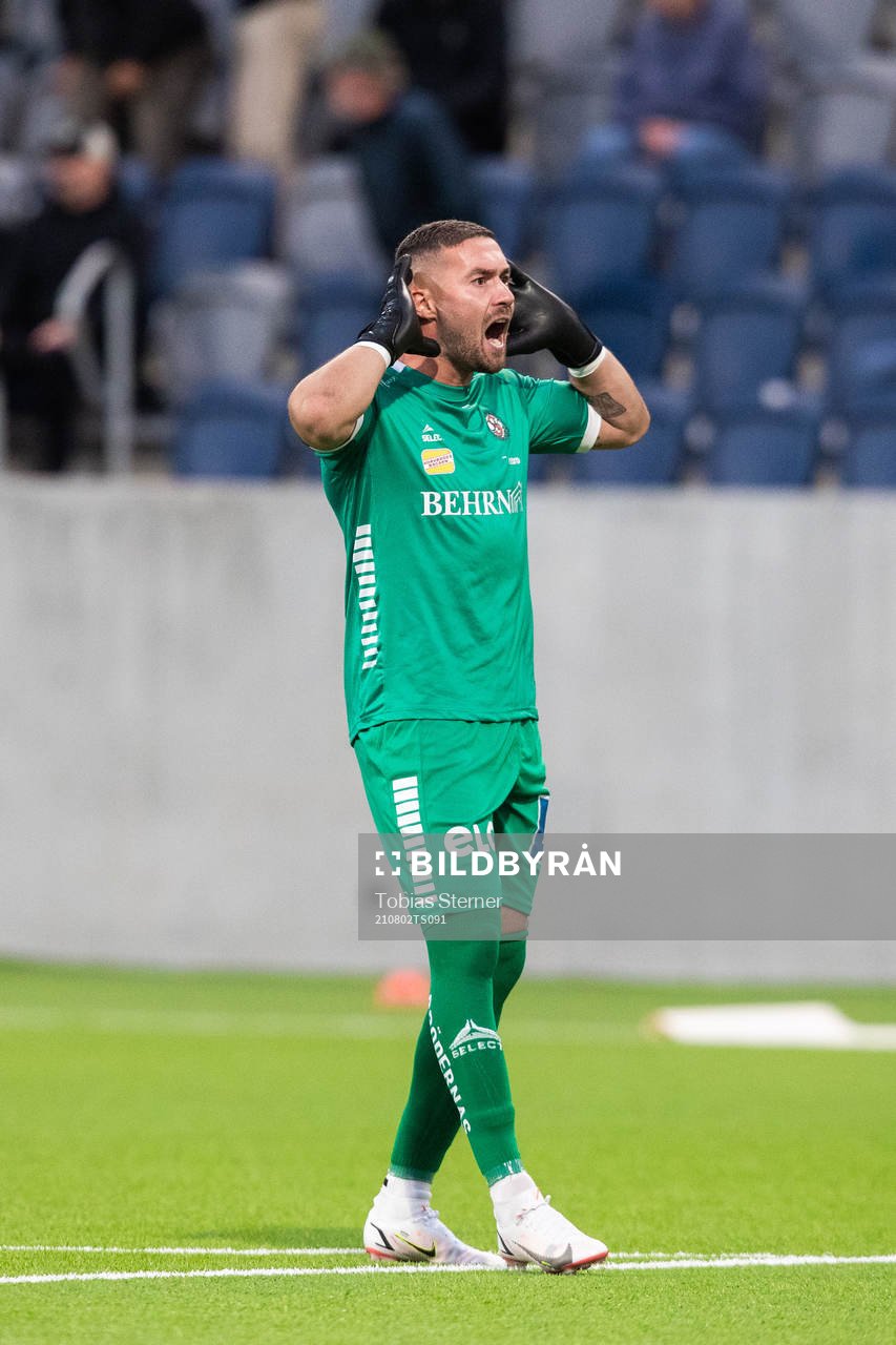Örebros målvakt Mergim Krasniqi jublar