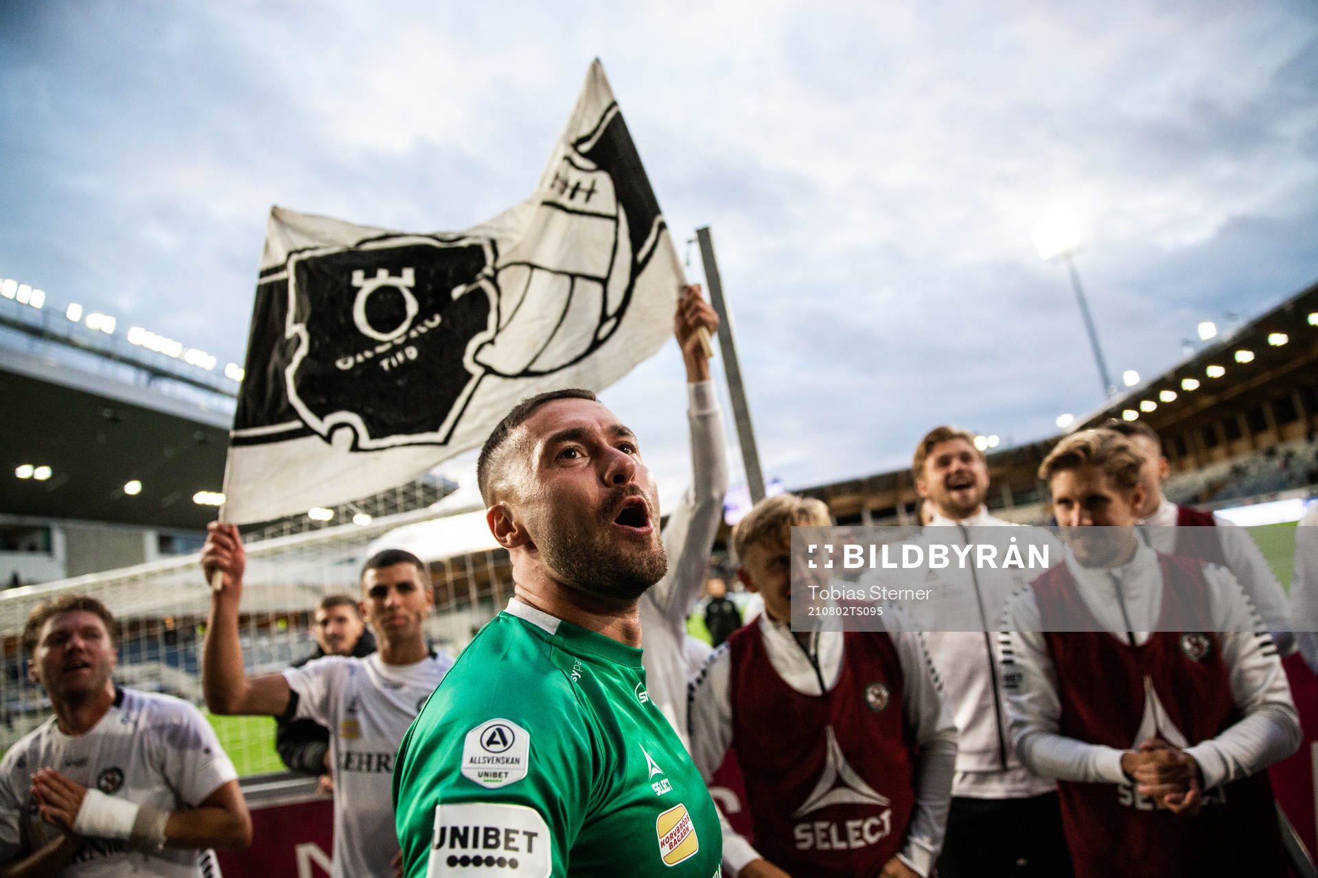 Örebros målvakt Mergim Krasniqi jublar efter fotbollsmatchen i Allsvenskan mellan Sirius och Örebro den 2 augusti 2021 i Uppsala. 
