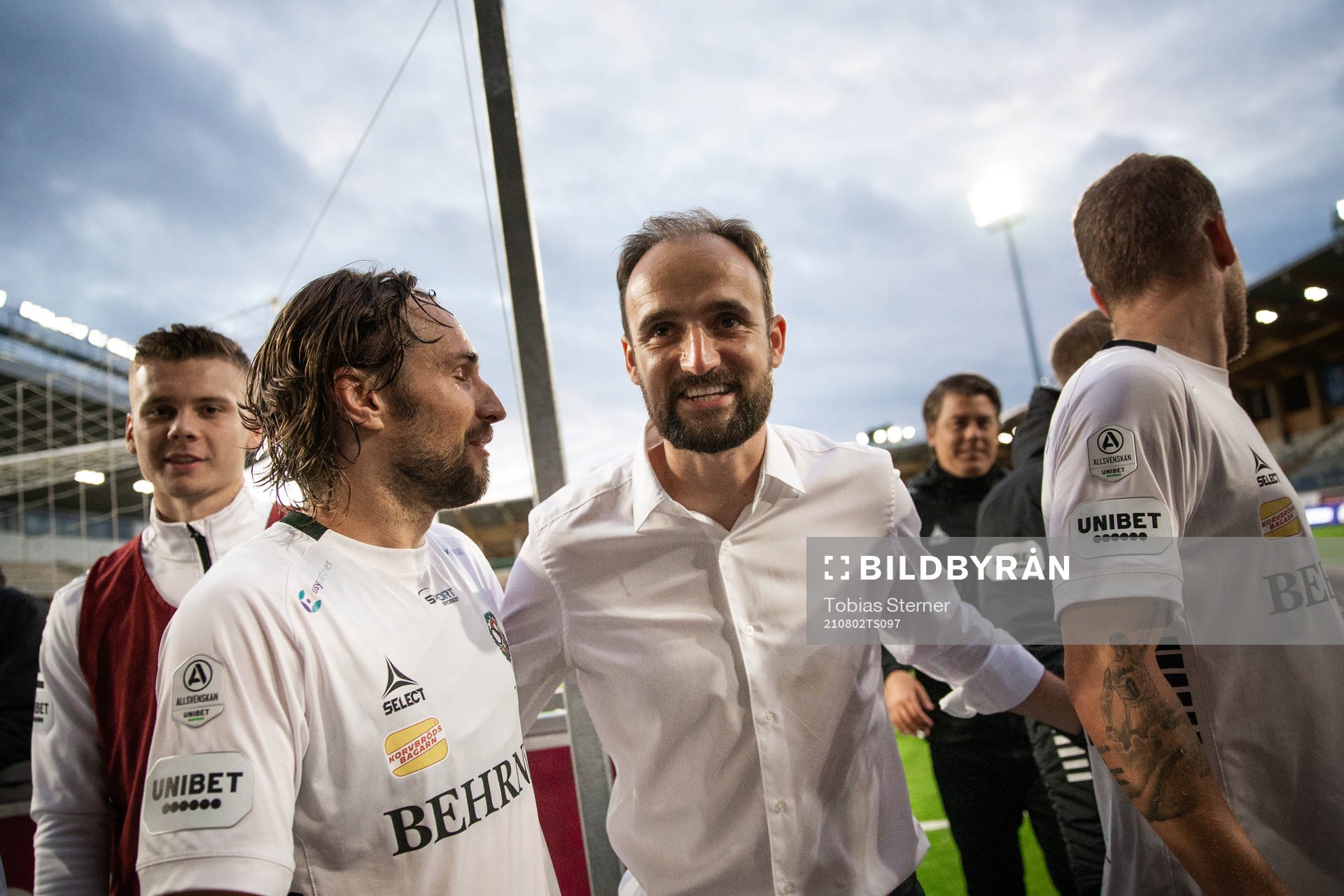 Örebros tränare Vitor Gazimba jublar
