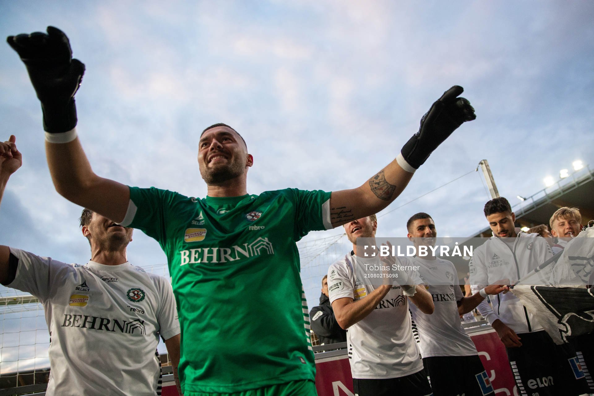 Örebros målvakt Mergim Krasniqi jublar efter fotbollsmatchen i Allsvenskan mellan Sirius och Örebro den 2 augusti 2021 i Uppsala. 