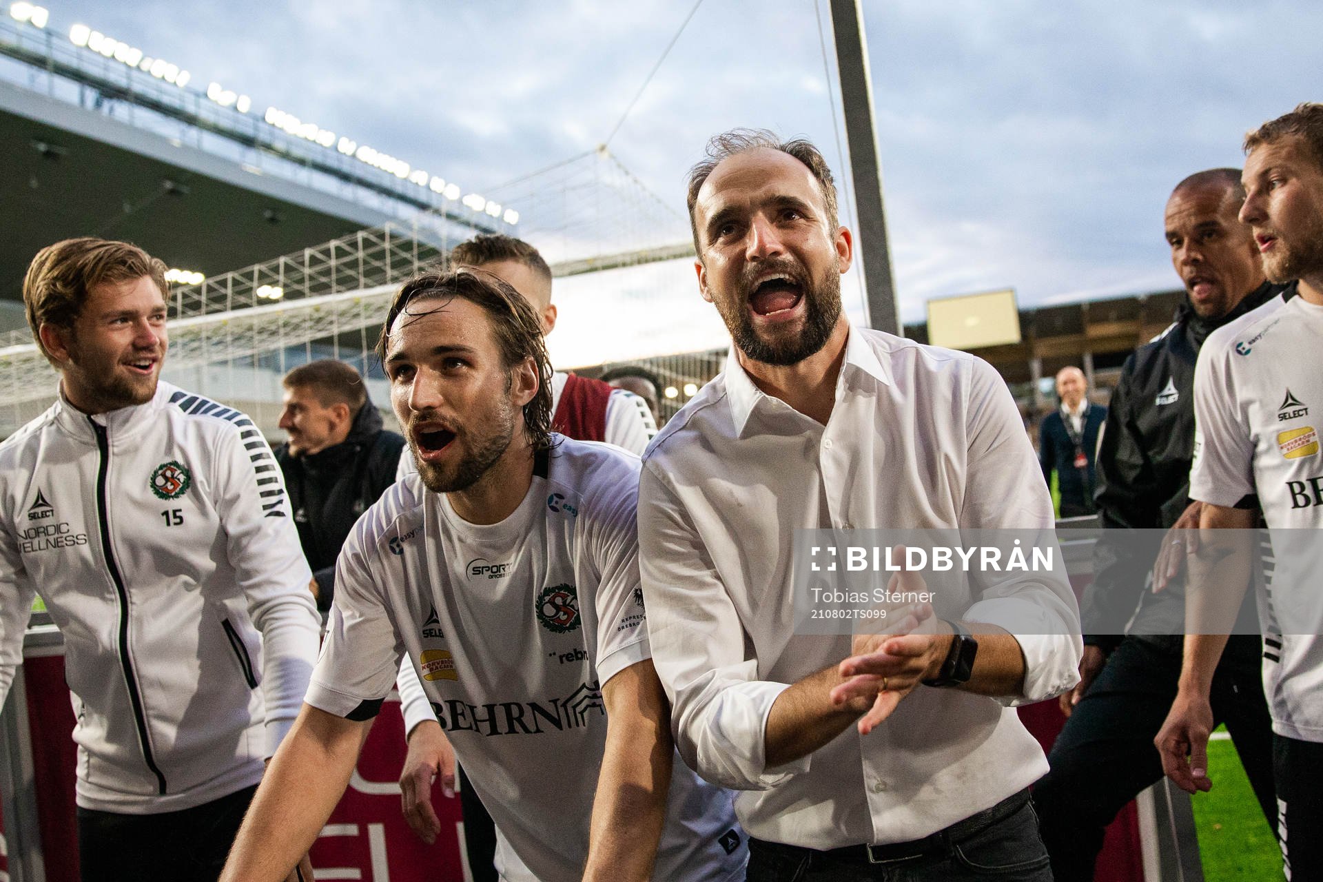 Örebros Kevin Walker och tränare Vitor Gazimba jublar