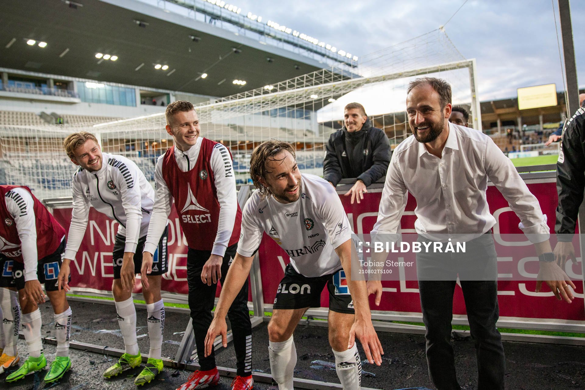 Örebros tränare Vitor Gazimba jublar
