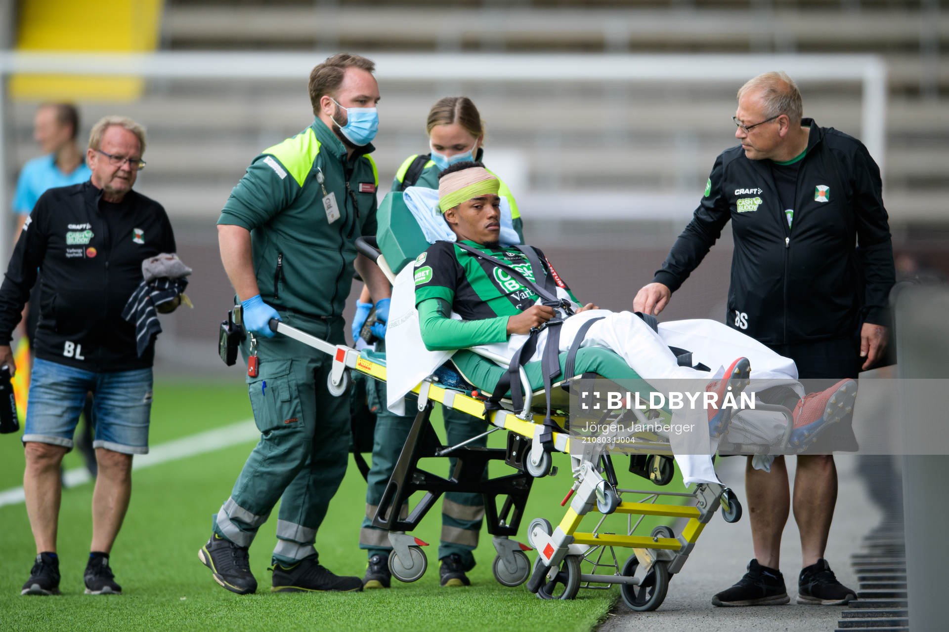 Varbergs Dean Solomons tas om hand av ambulanspersonal