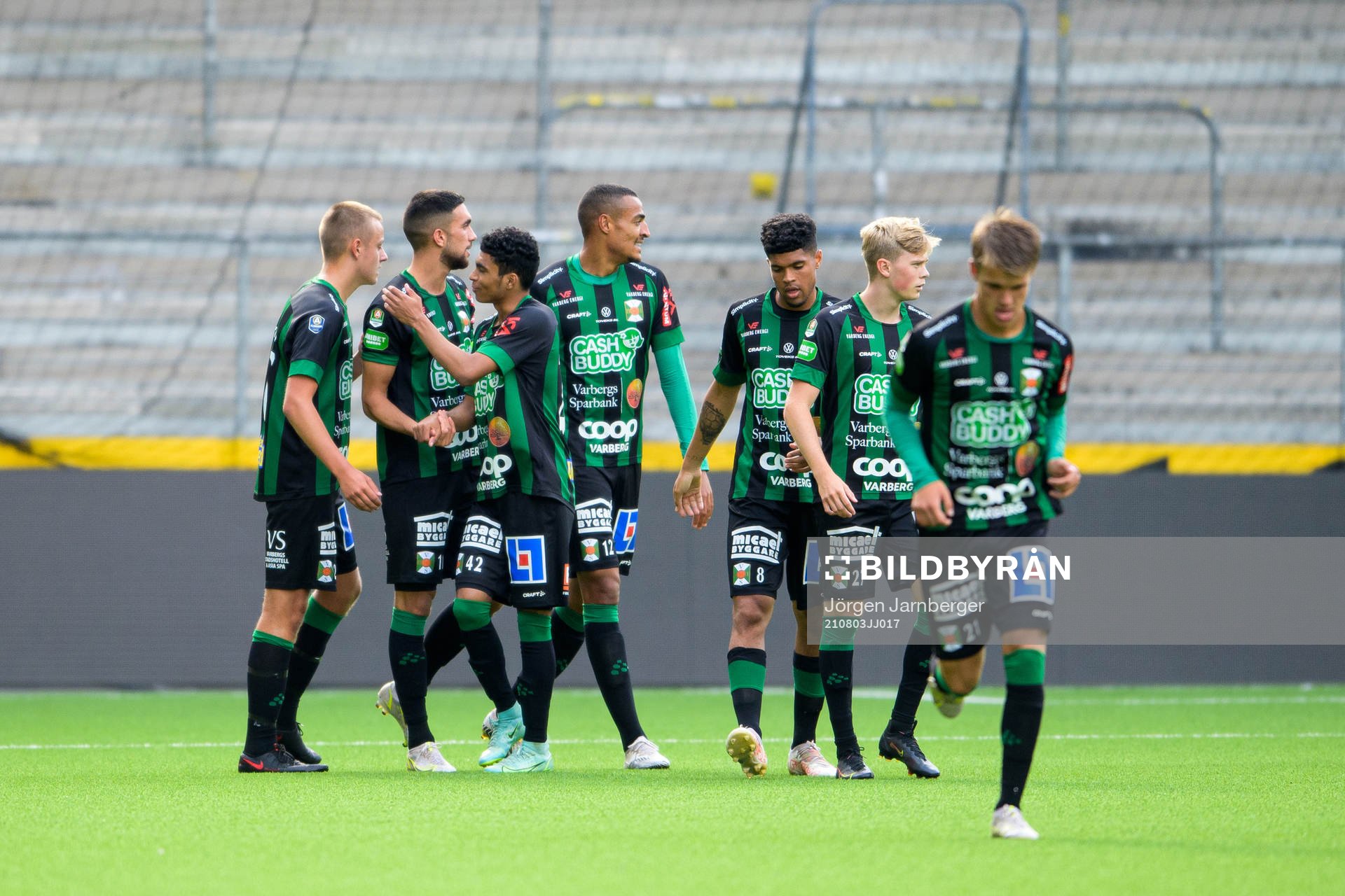 Varbergs Daniel Krezic jublar med lagkamraterna efter att gjort 0-2 under fotbollsmatchen i U21 Allsvenskan mellersta mellan Elfsborg och Varberg den 3 augusti 2021 i Borås.
