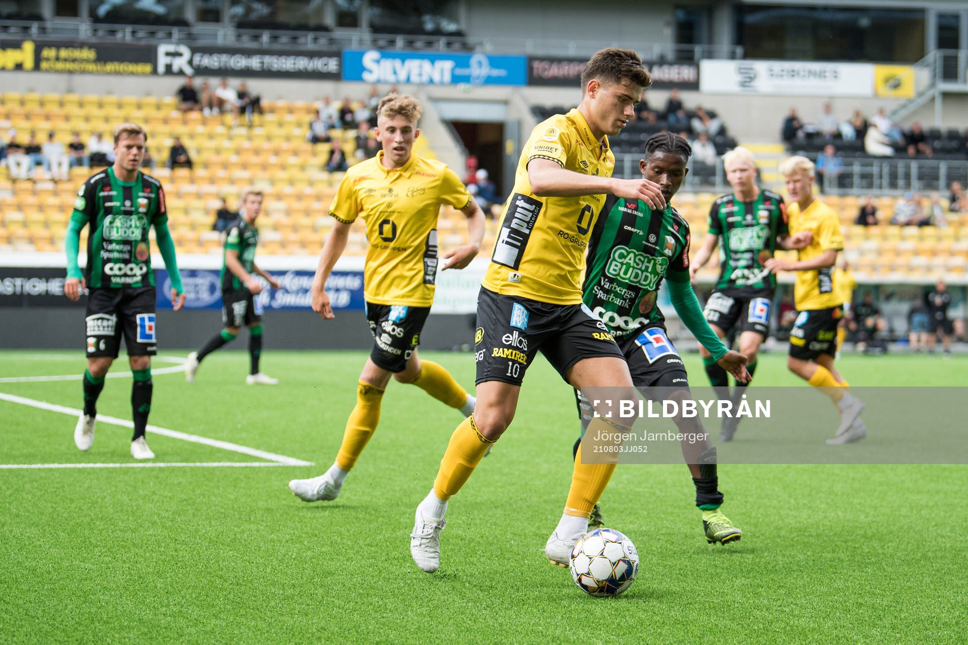 Elfsborgs Besfort Zeneli och Varbergs Adama Fofana under fotbollsmatchen i U21 Allsvenskan mellersta mellan Elfsborg och Varberg den 3 augusti 2021 i Borås.