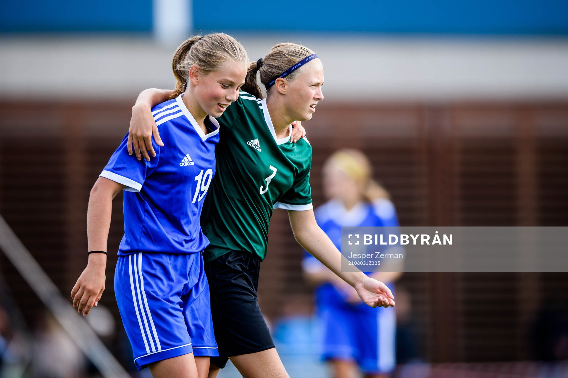 Elsa Pelgander och Ida Björnberg under SvFF:s riksläger för flickor på Bosön den 3 augusti 2021 i Stockholm. 