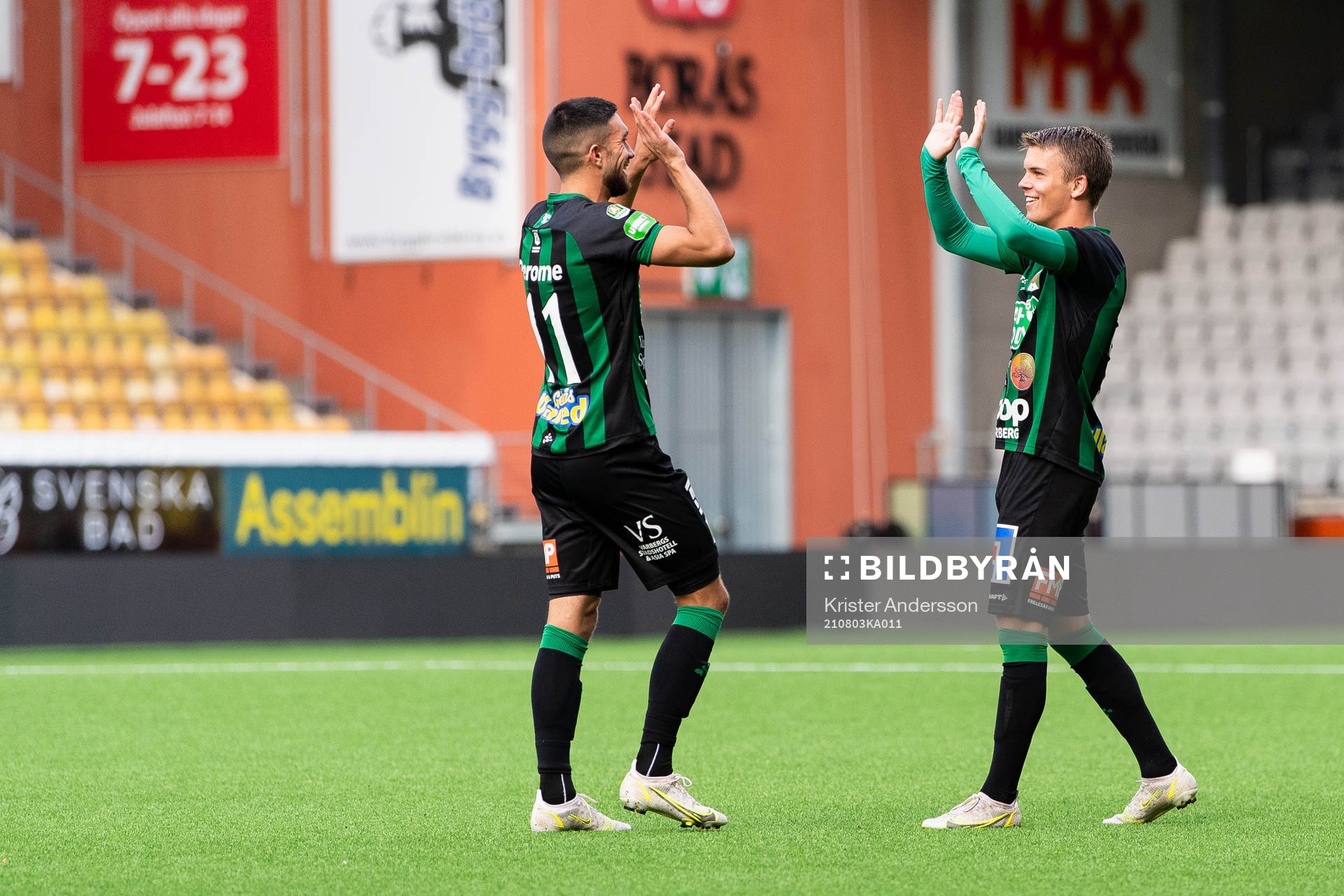 Varbergs Daniel Krezic och Victor Karlsson jublar