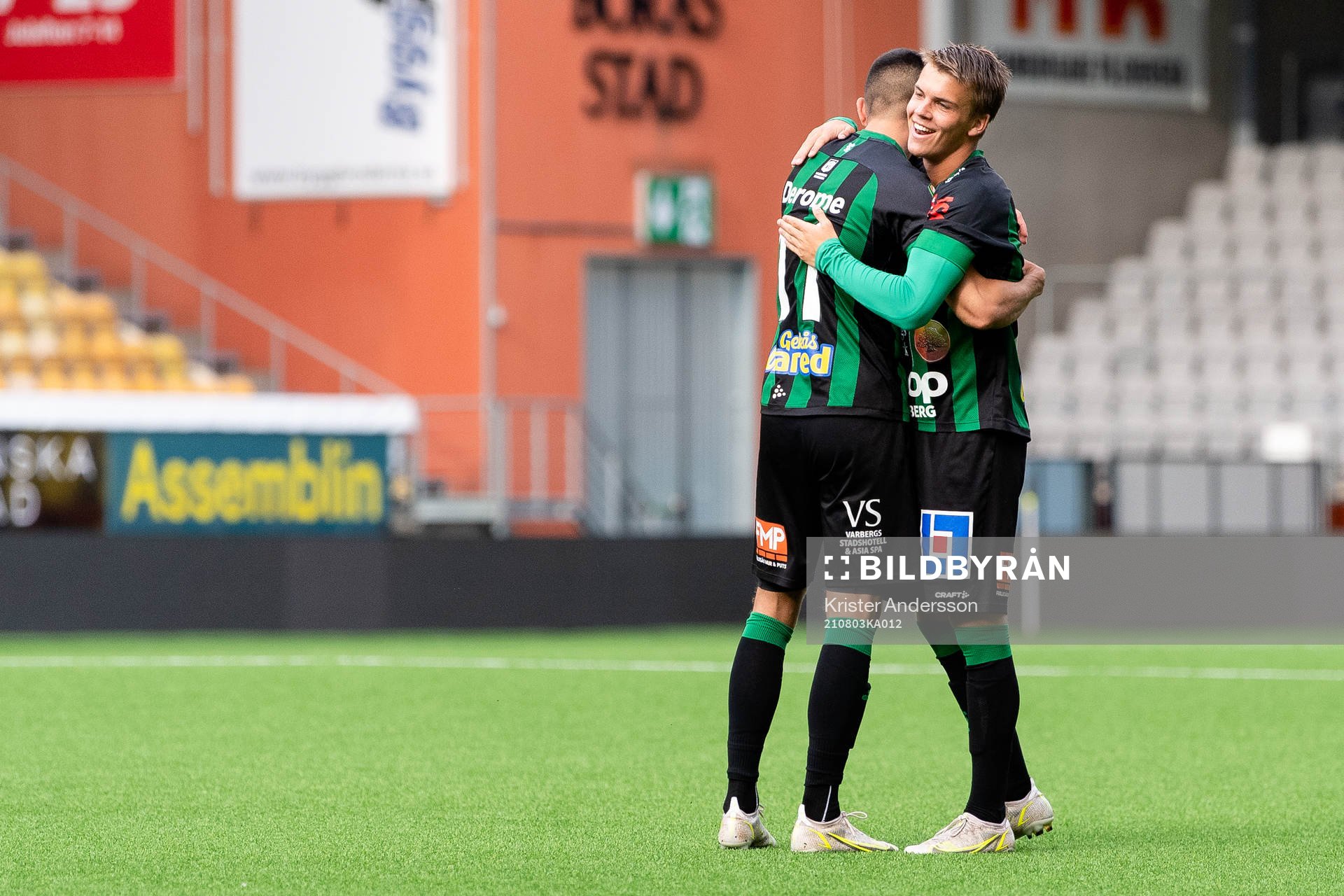 Varbergs Daniel Krezic och Victor Karlsson jublar