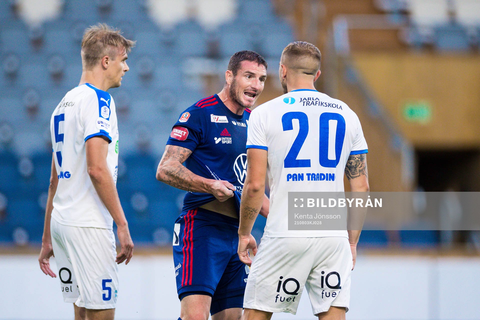 Östers James Keene och Akropolis Sotirios Nikopoulos under fotbollsmatchen i Superettan mellan Akropolis och Öster den 3 augusti 2021 i Uppsala.