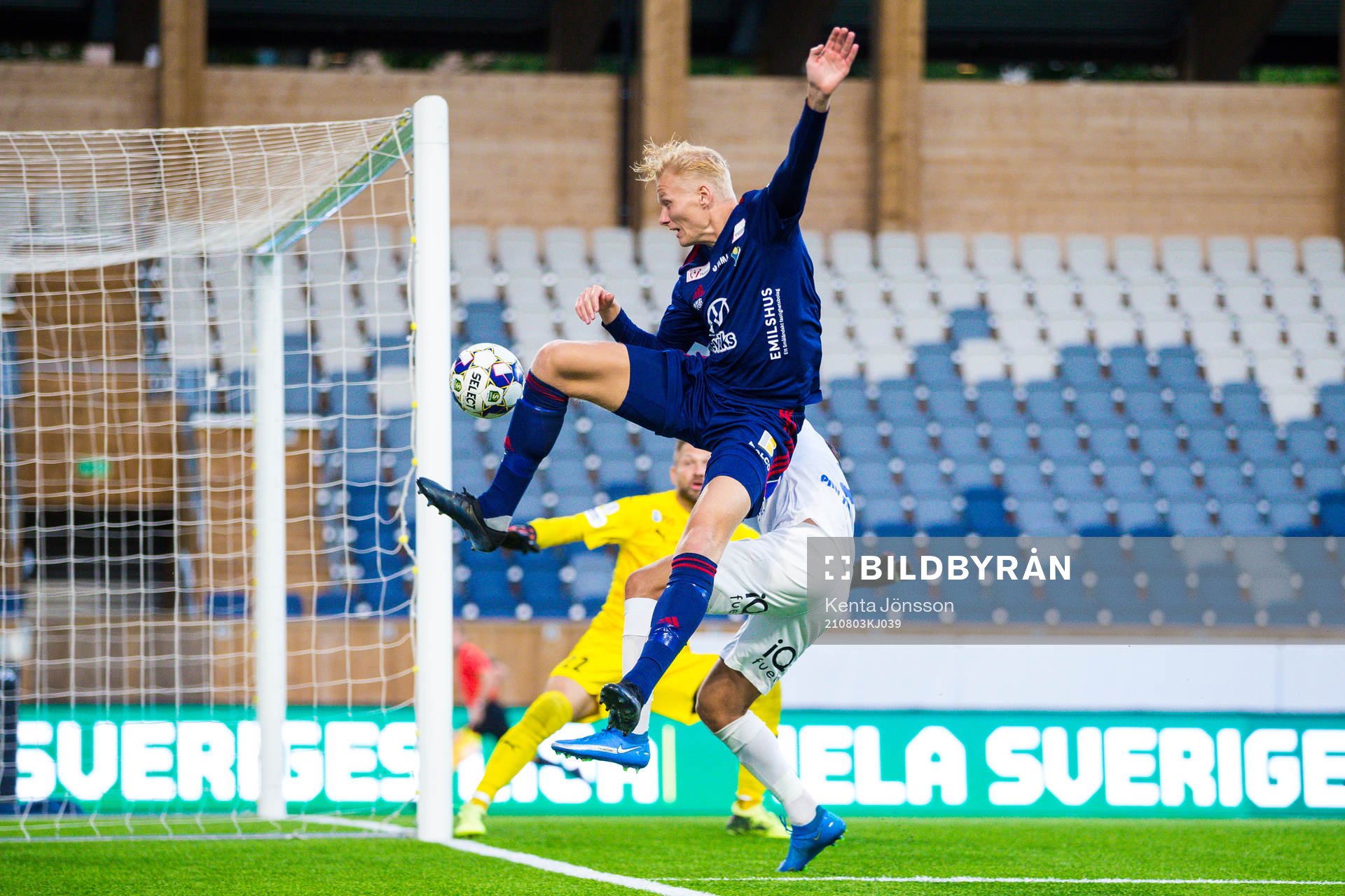 Östers Filip Örnblom med en målchans